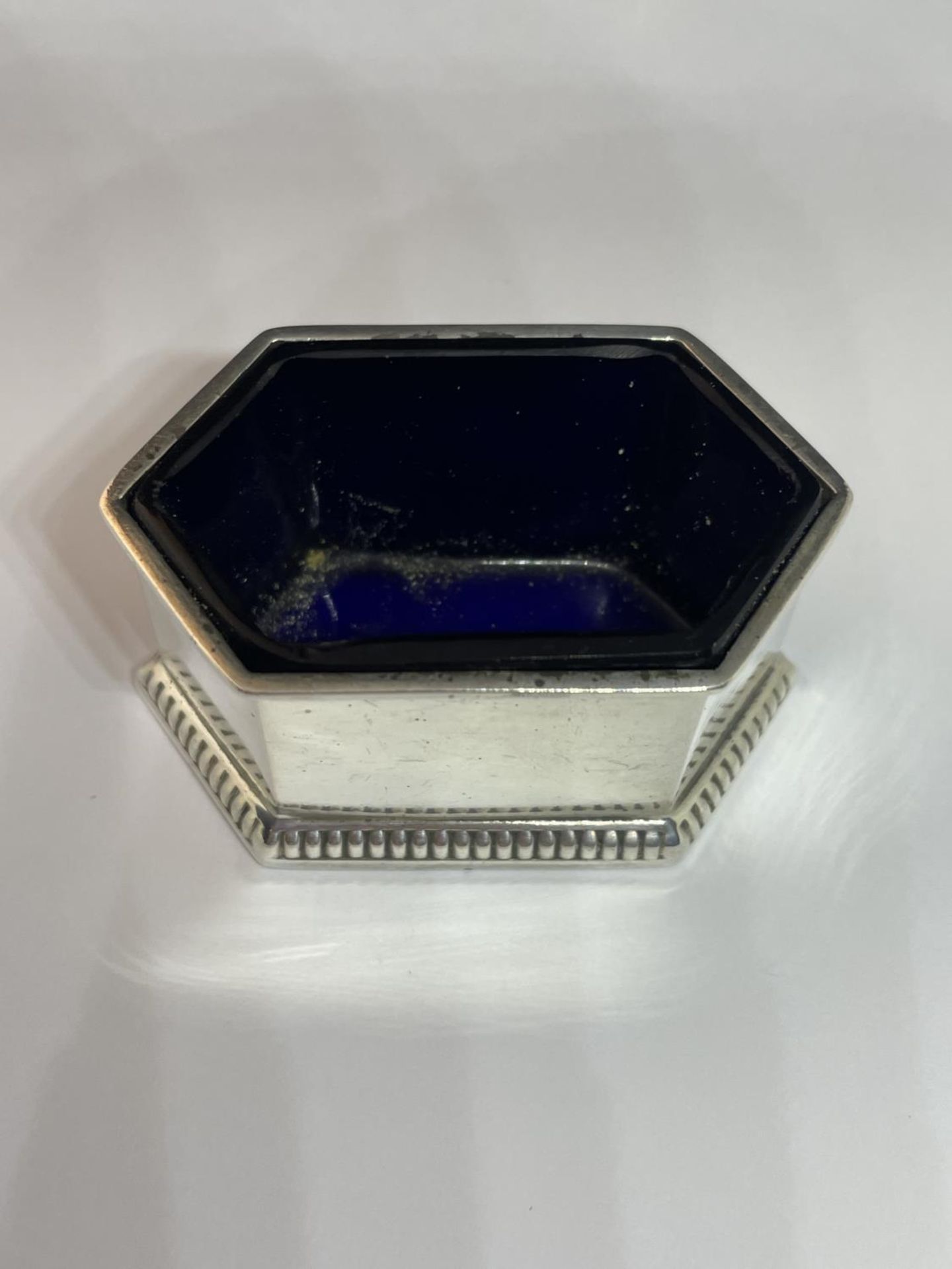 A CHESTER HALLMARKED WALKER AND HALL HEXAGONAL SALT WITH BLUE GLASS LINER - Image 3 of 4