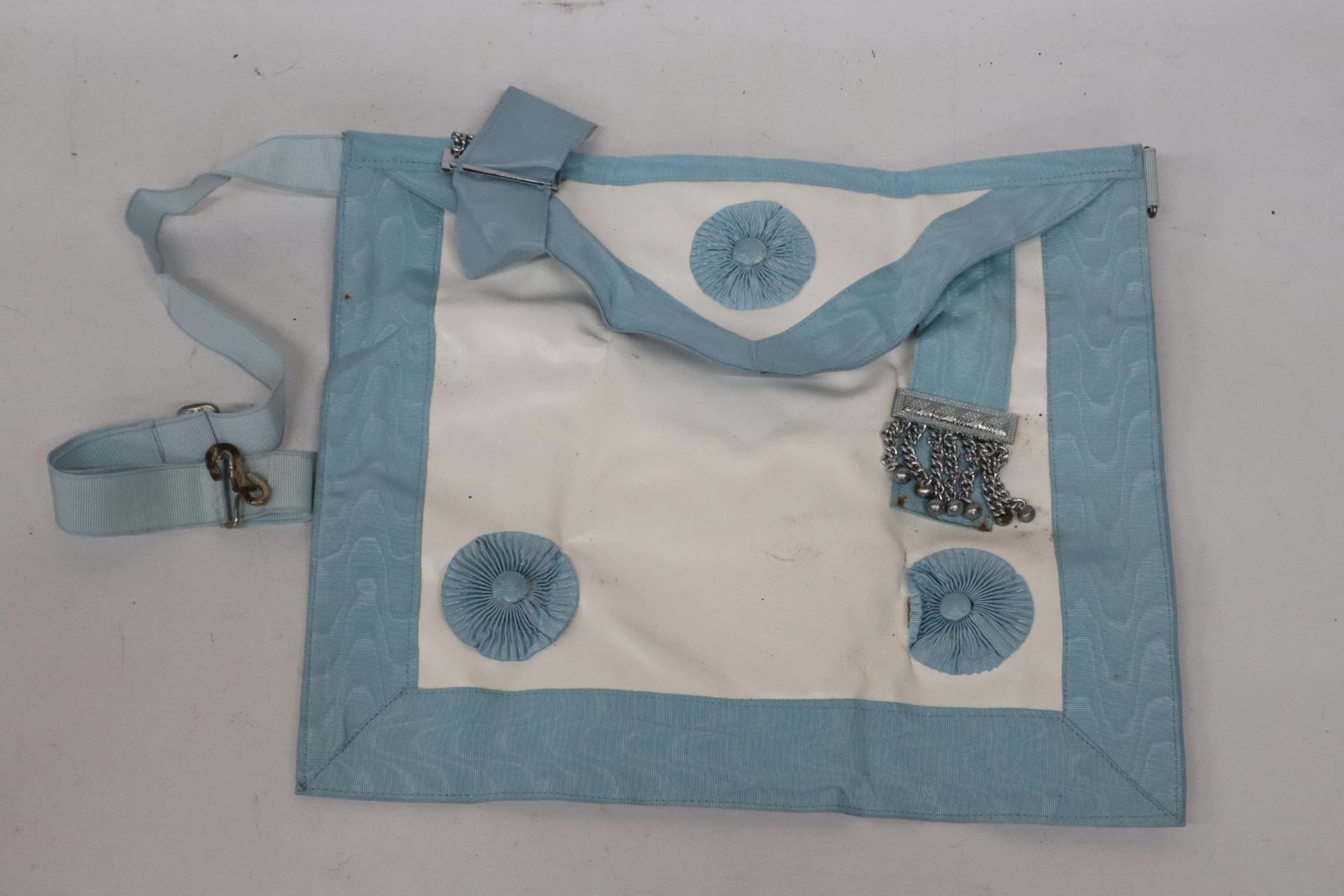 A MASONIMC APRON IN A LEATHER POUCH BELONGED TO BRO. A. DALE, GOULBURN LODGE, NO. 8478 - Image 3 of 5