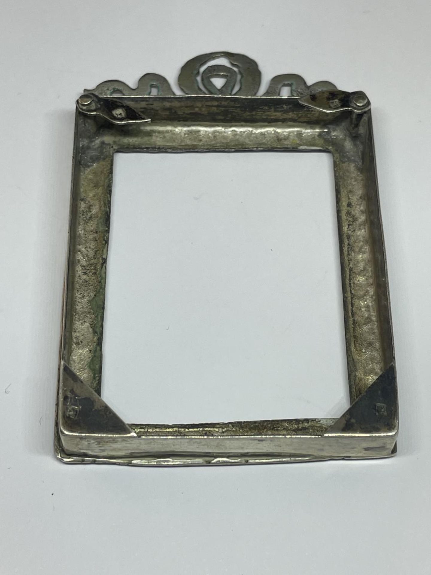 A CONTINENTAL SILVER PHOTOGRAPH FRAME CASE - Image 2 of 4