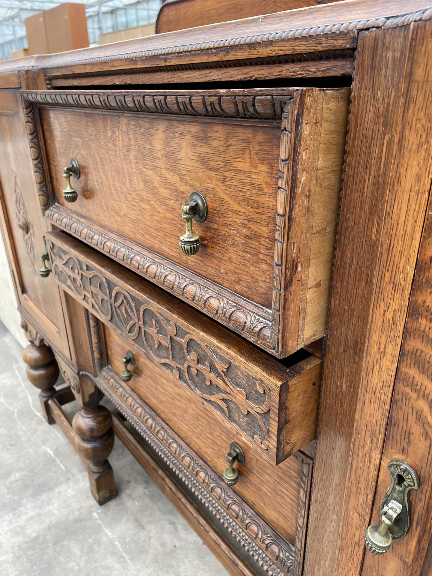 AN EARLY 20TH CENTURY OAK JACOBEAN STYLE BREAK FRONT SIDEBOARD WITH RAISED RACK, 60" WIDE - Image 3 of 6