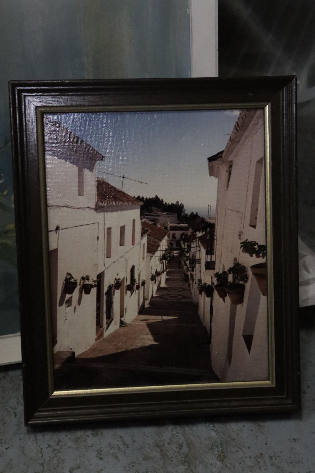 AN OIL ON BOARD OF A ROSE BOWL WITH ROSES, A CONTINENTAL SCENE AND A PRINT OF A STREET SCENE - Image 2 of 5