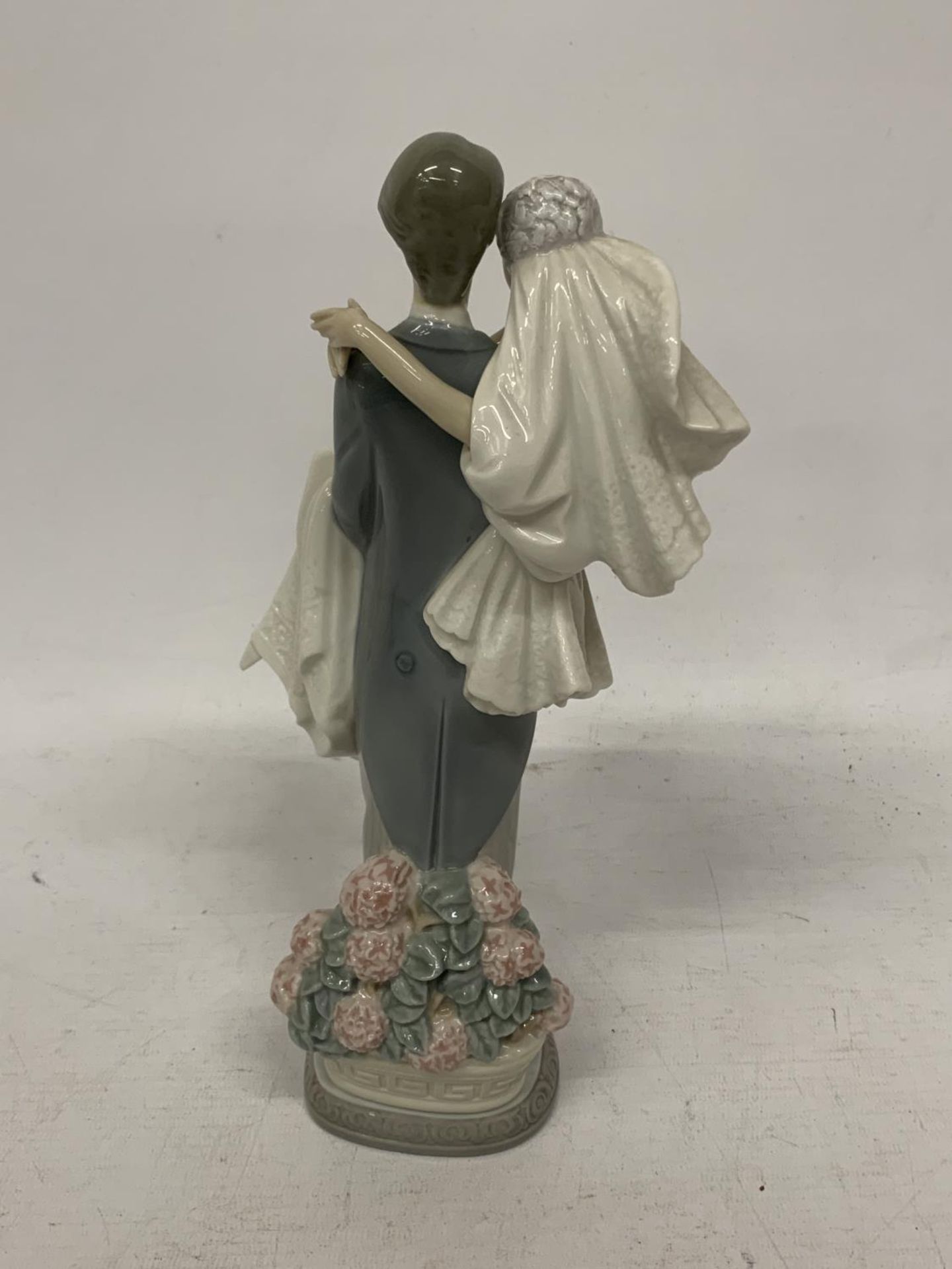 A LARGE LLADRO FIGURE OF A BRIDE AND GROOM - Image 2 of 3