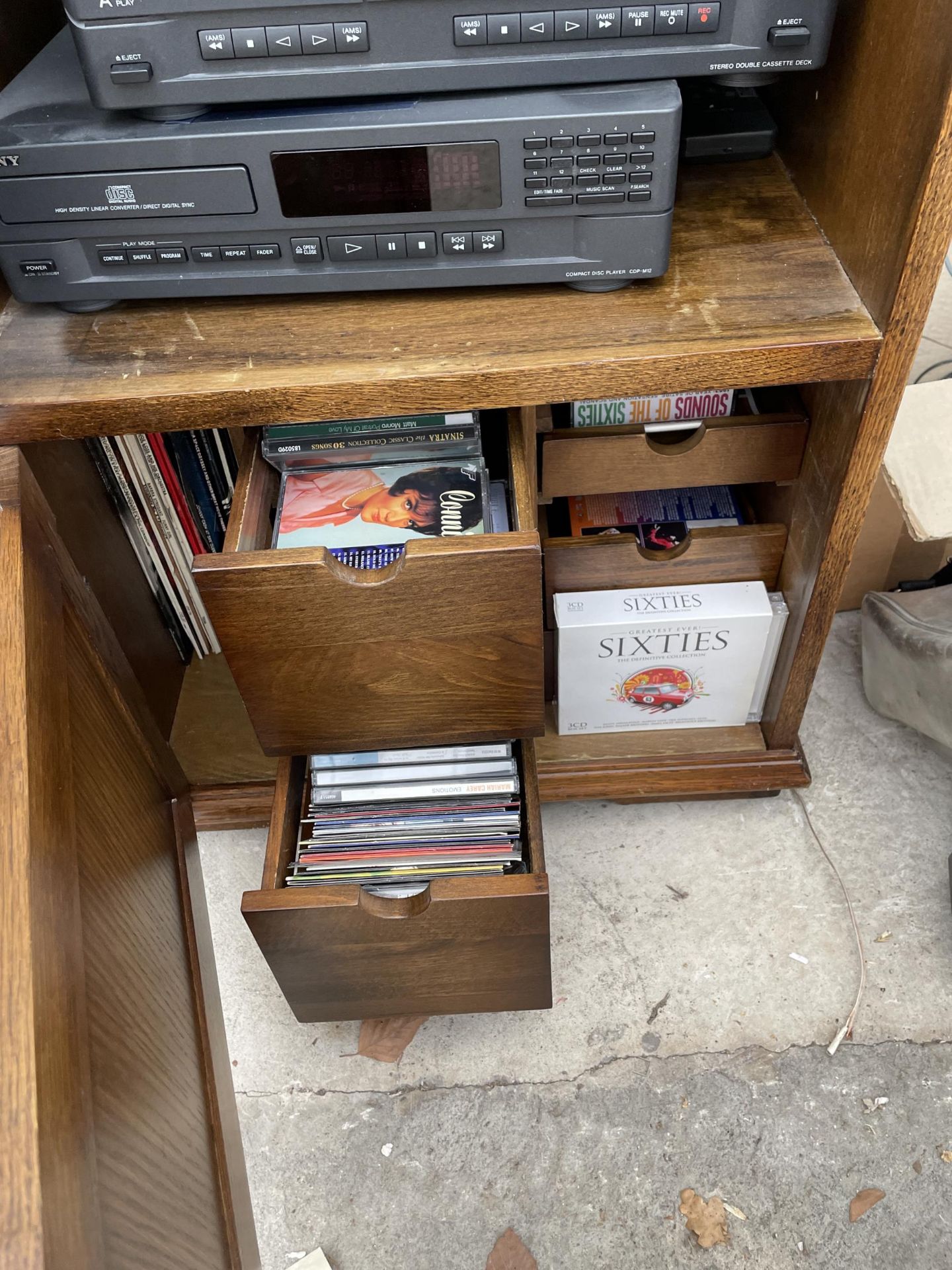 AN OAK RECORD CABINET CONTAINING A SONY COMPACT HI-FI STEREO SYSTEM - Image 5 of 5