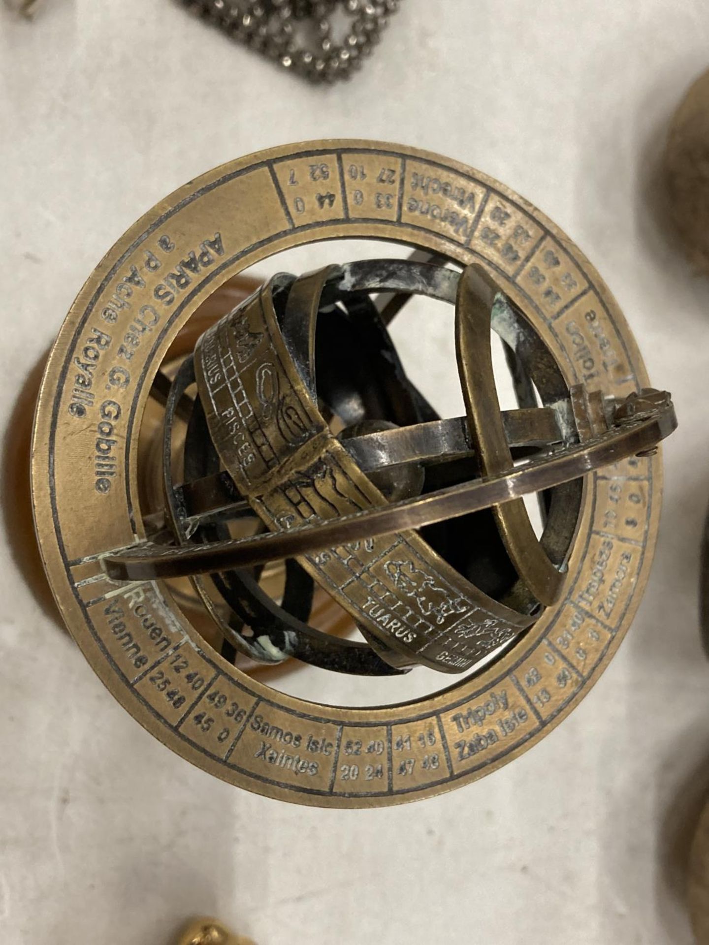 THREE MINIATURE BRASS CLOCKS, HEIGHT APPROX 6CM, PLUS A SMALL ARMILLARY SPHERE ON A WOODEN BASE, - Bild 4 aus 4