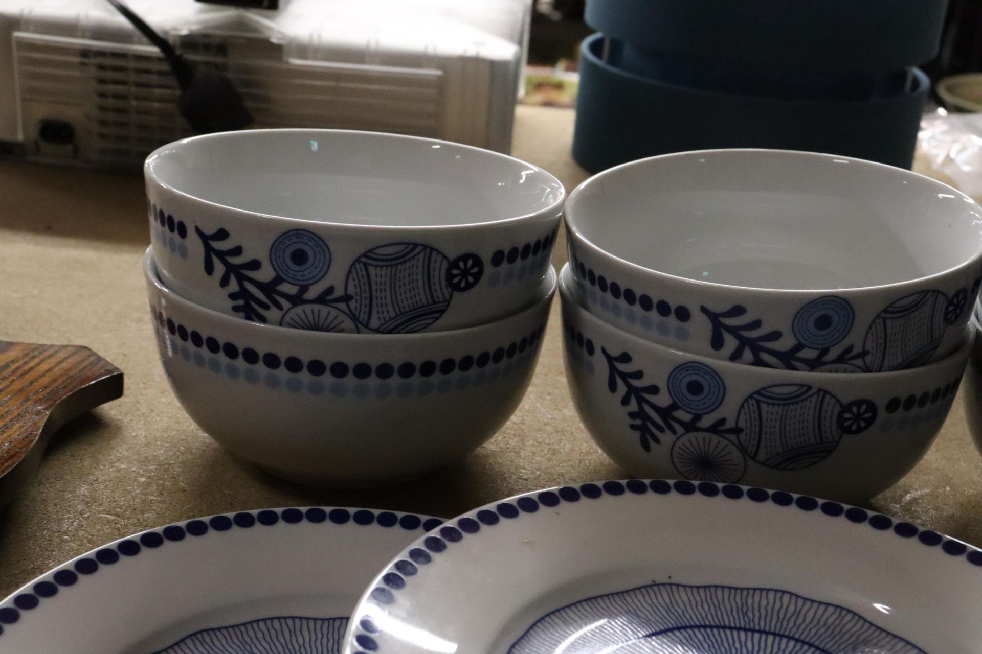 A QUANTITY OF CERAMICS DESIGNED BY PENNY LAI TO INCLUDE SIX BOWLS AND THREE PLATES - Image 3 of 8