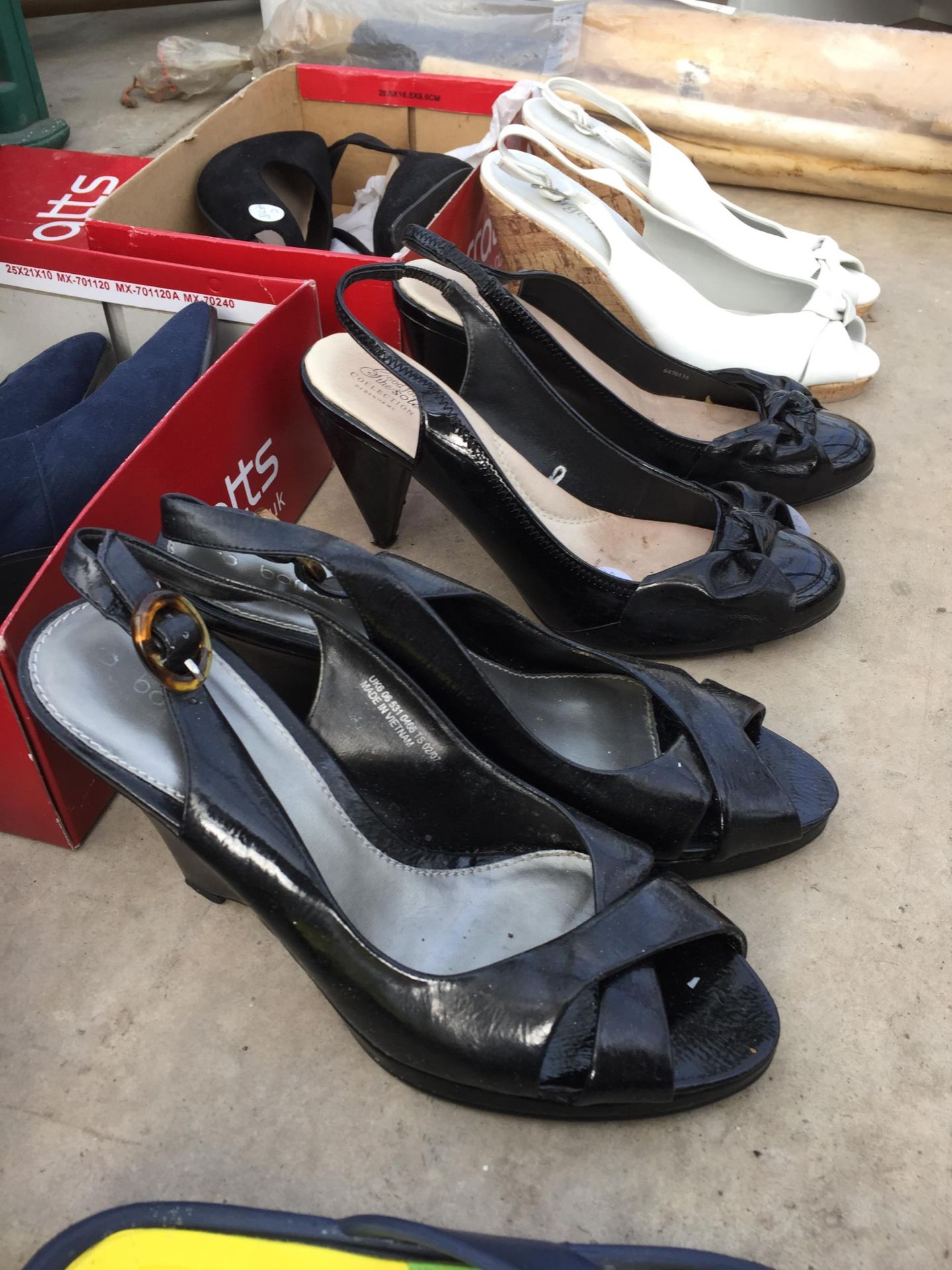 AN ASSORTMENT OF LADIES SHOES - Image 4 of 9