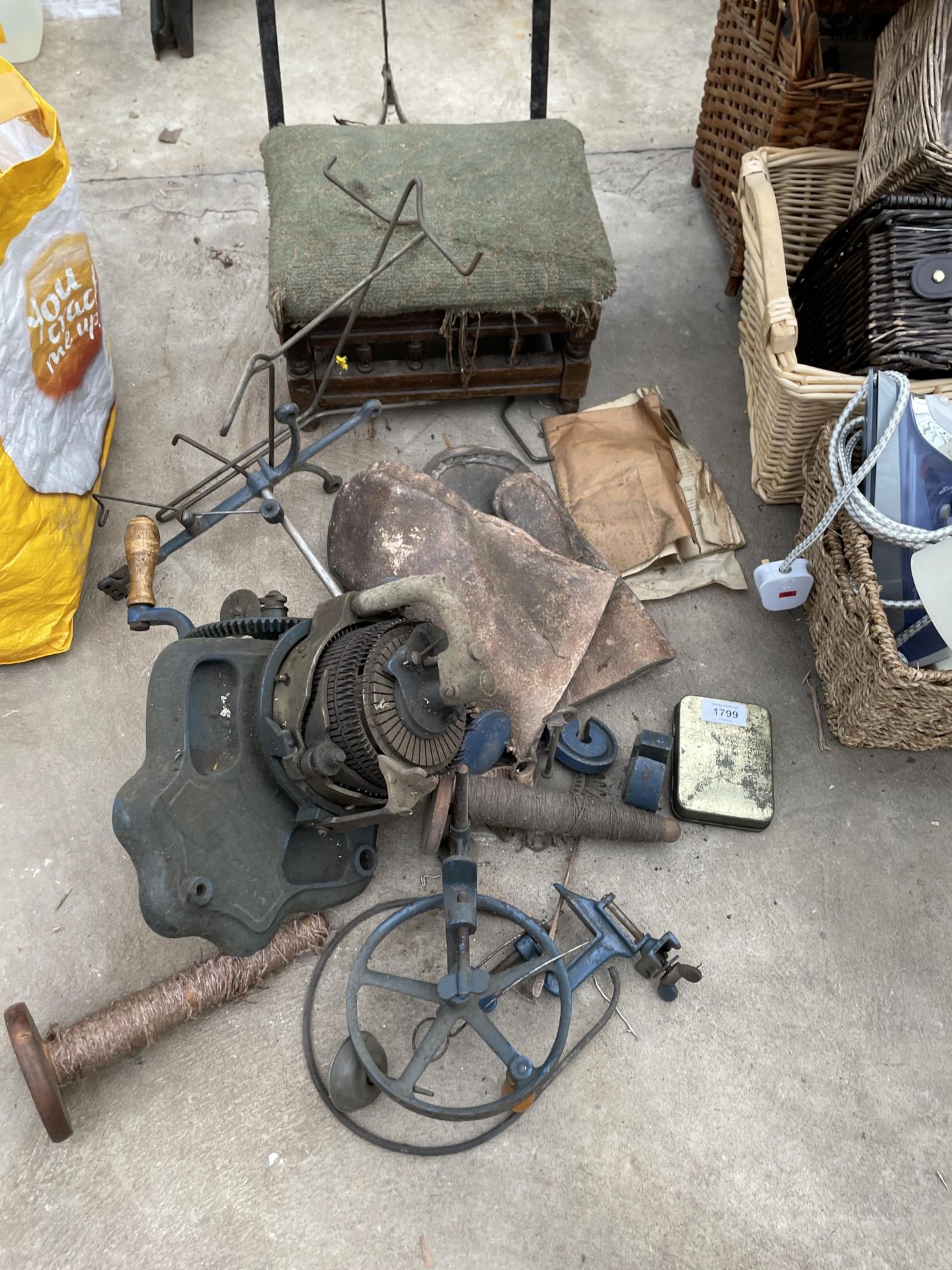 AN ASSORTMENT OF VINTAGE ITEMS TO INCLUDE A METAL STAND, A SMALL STOOL AND A MANUAL GRINDER ETC - Image 3 of 3