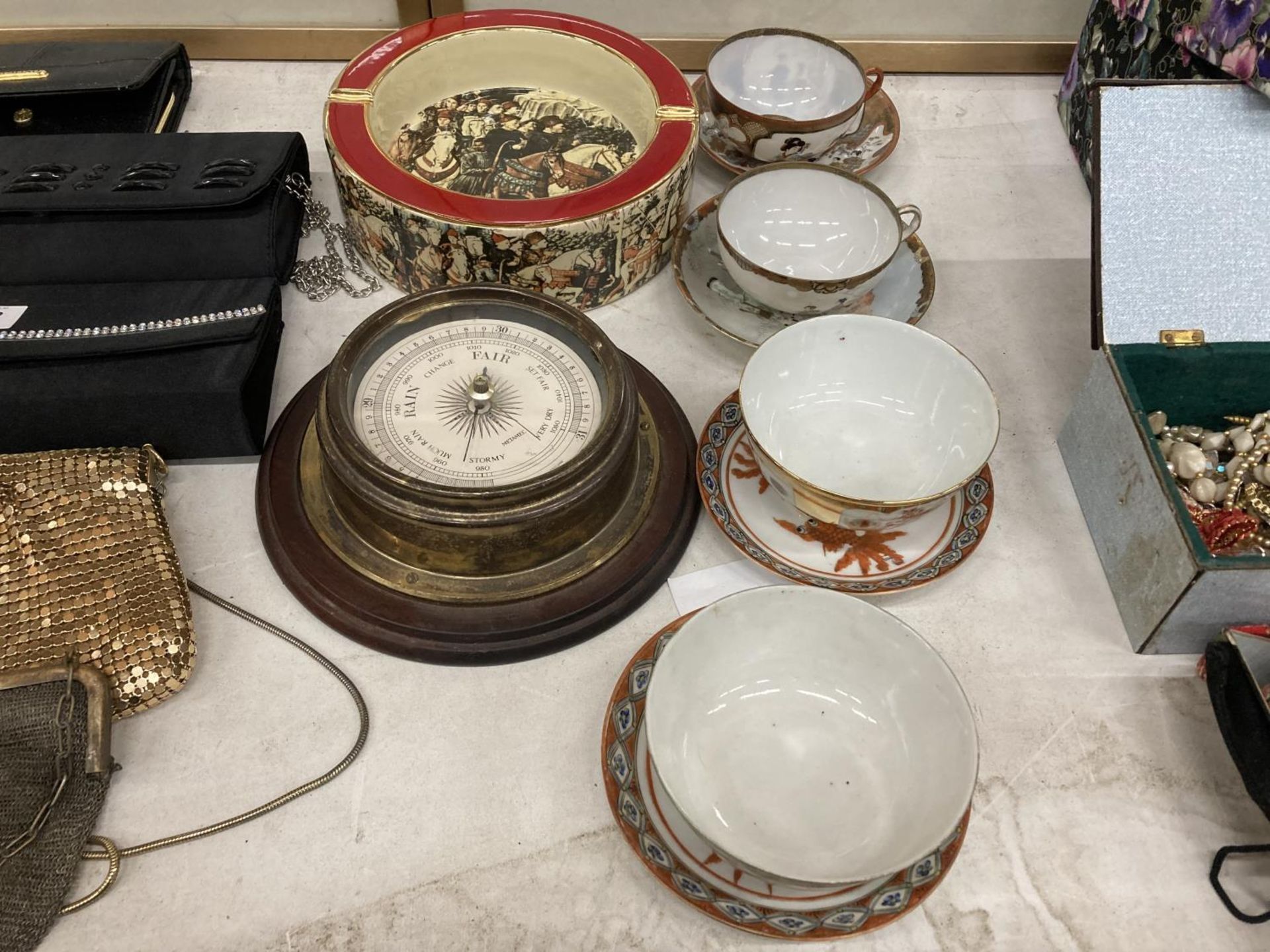FOUR ORIENTAL CUPS AND SAUCERS, A LARGE ITALIAN CERAMIC BOWL WITH VINTAGE DECORATION, PLUS A ROUND