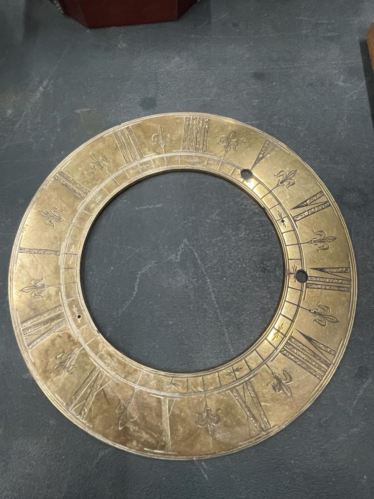 A LARGE VINTAGE BRASS CLOCK CHAPTER RING, DIAMETER 23CM