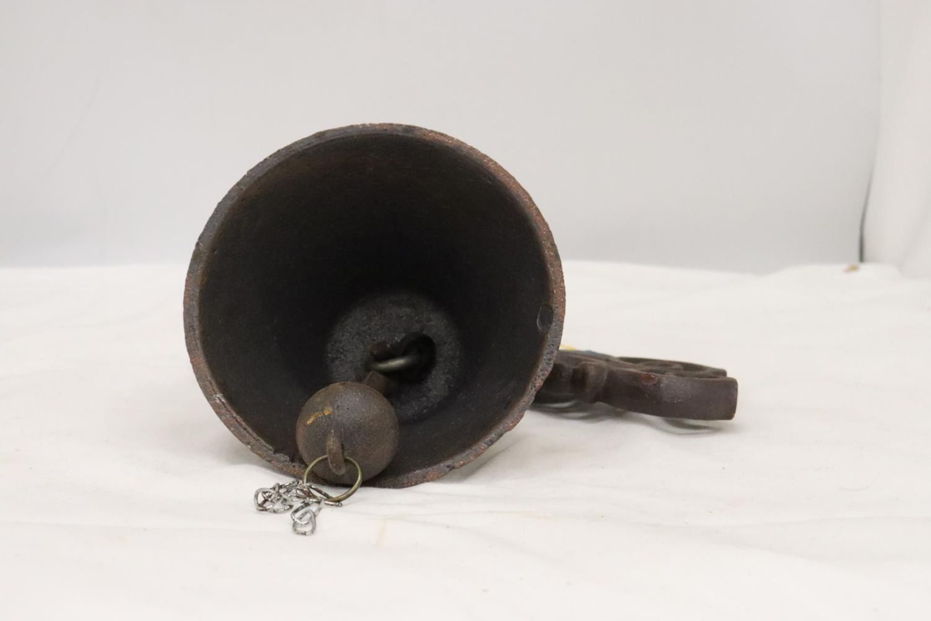 A LARGE CAST 'GALLEON' WALL BELL, 13 INCH X 10 INCH - Image 5 of 5