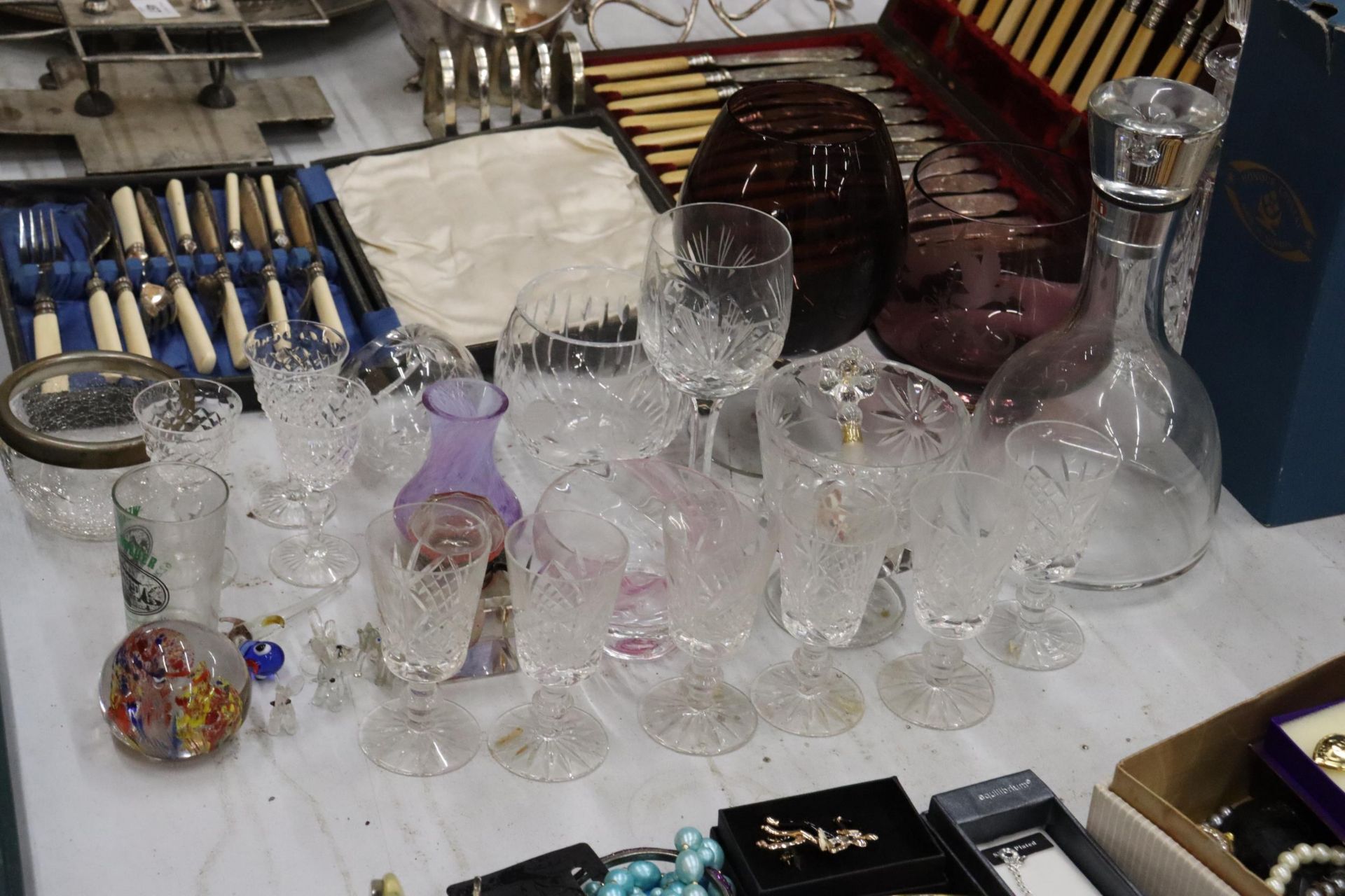 A QUANTITY OF GLASSWARE TO INCLUDE DECANTERS, GLASSES, BOWLS, A SCENT BOTTLE, PAPERWEIGHT, ETC - Image 3 of 10