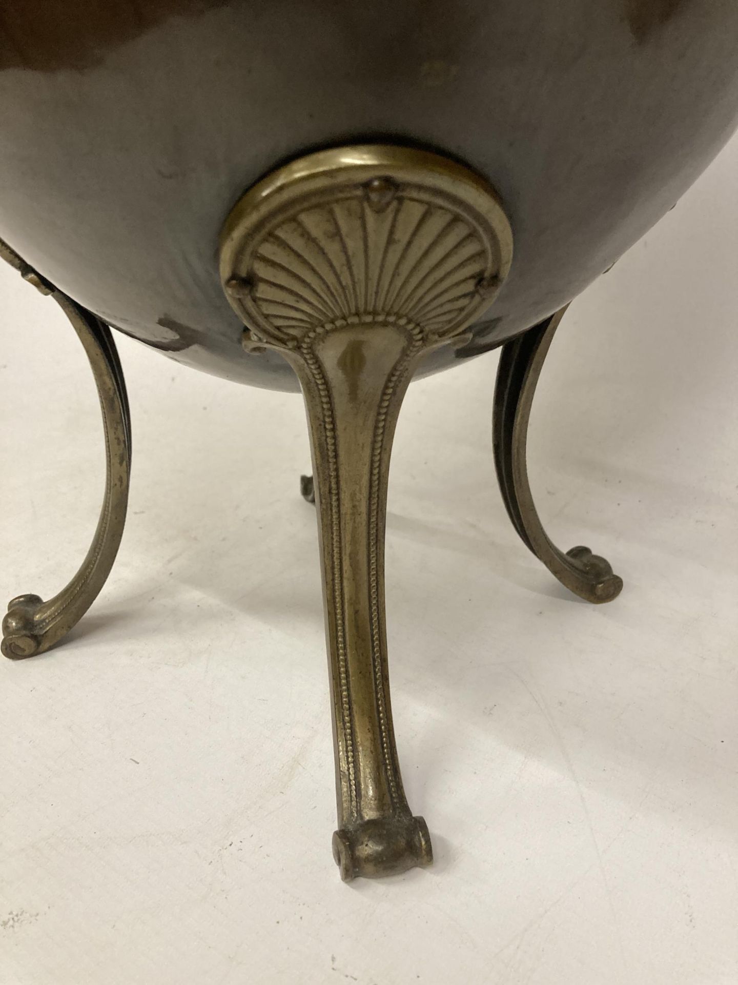 A BRASS AND COPPER COAL BOX ON FOUR LEGS, WITH LION HEAD HANDLES, AN ACORN TOP AND LINER - Image 3 of 5