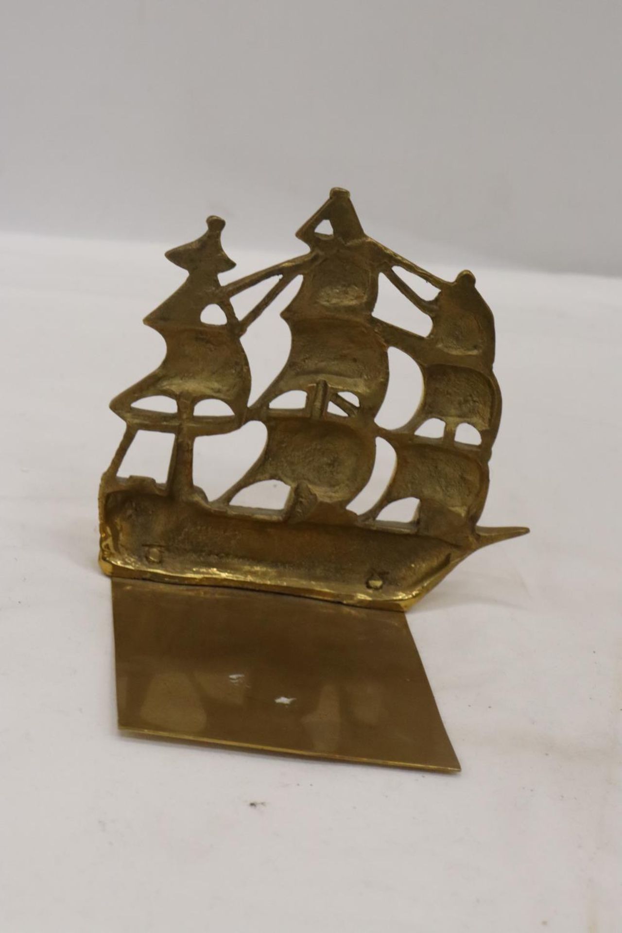 A PAIR OF VINTAGE BRASS SHIP BOOKENDS - Image 5 of 5
