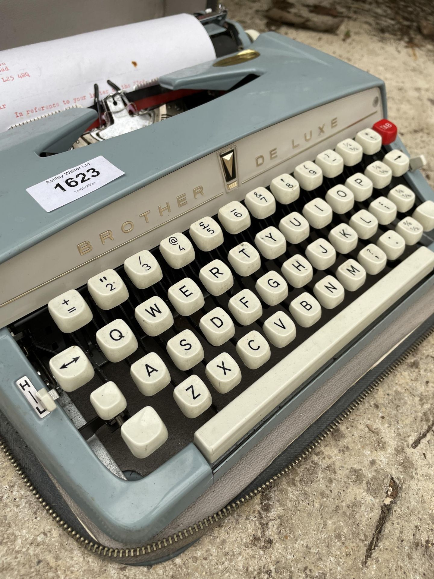 A RETRO BROTHER DELUXE TYPE WRITER WITH CARRY CASE - Image 3 of 3