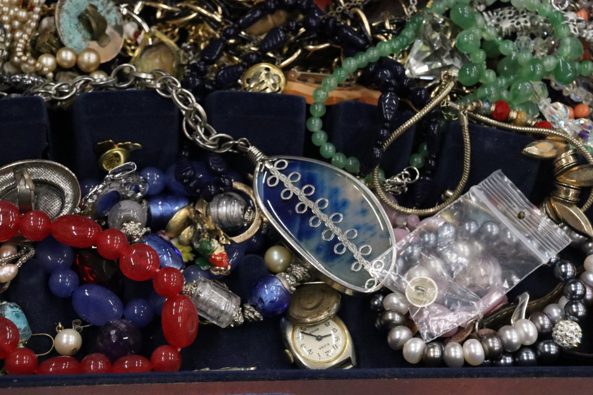 A QUANTITY OF COSTUME JEWELLERY TO INCLUDE WATCHES, NECKLACES, BRACELETS, EARRINGS, ETC IN A - Image 6 of 8