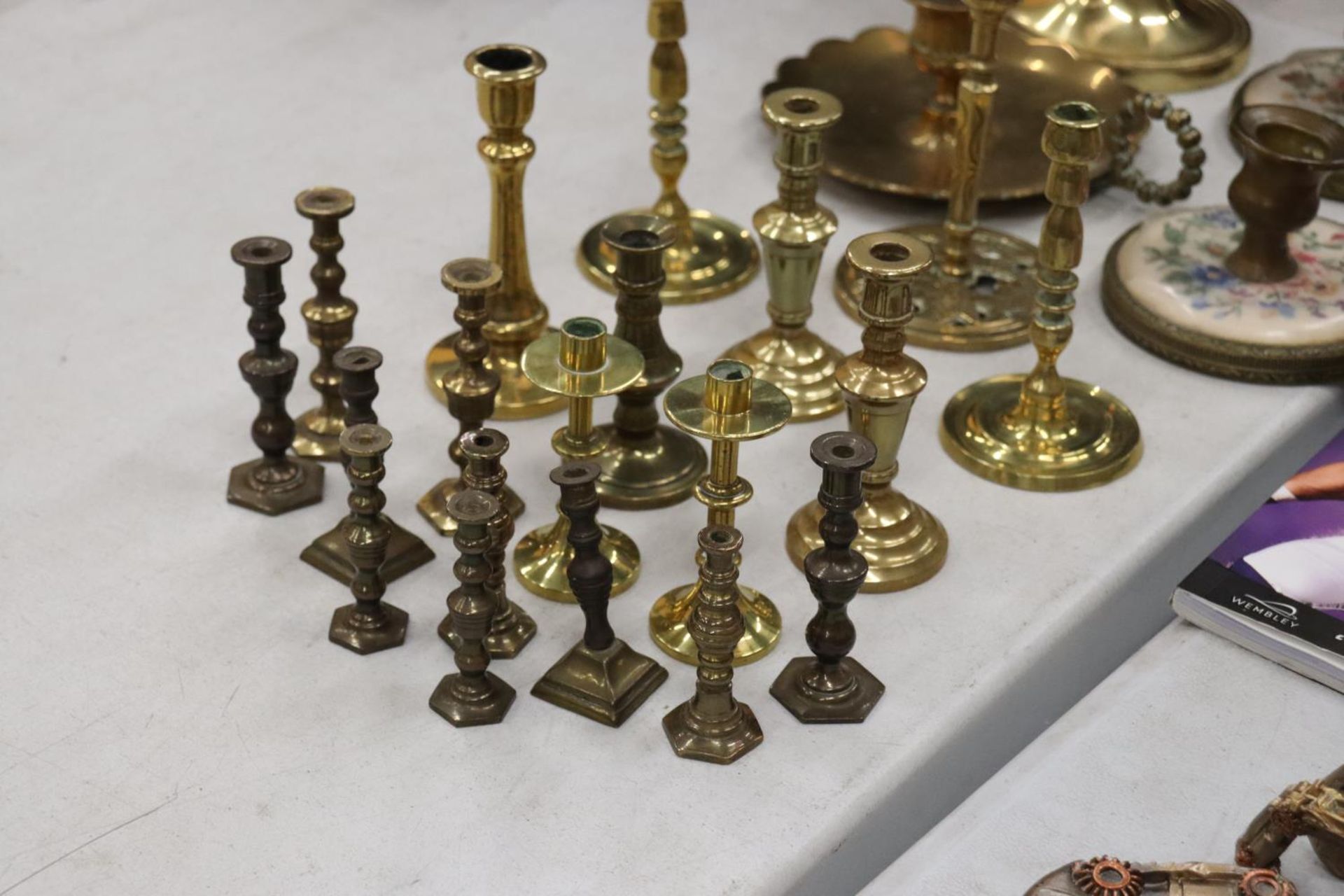 A QUANTITY OF BRASS CANDLESTICKS - Image 3 of 8