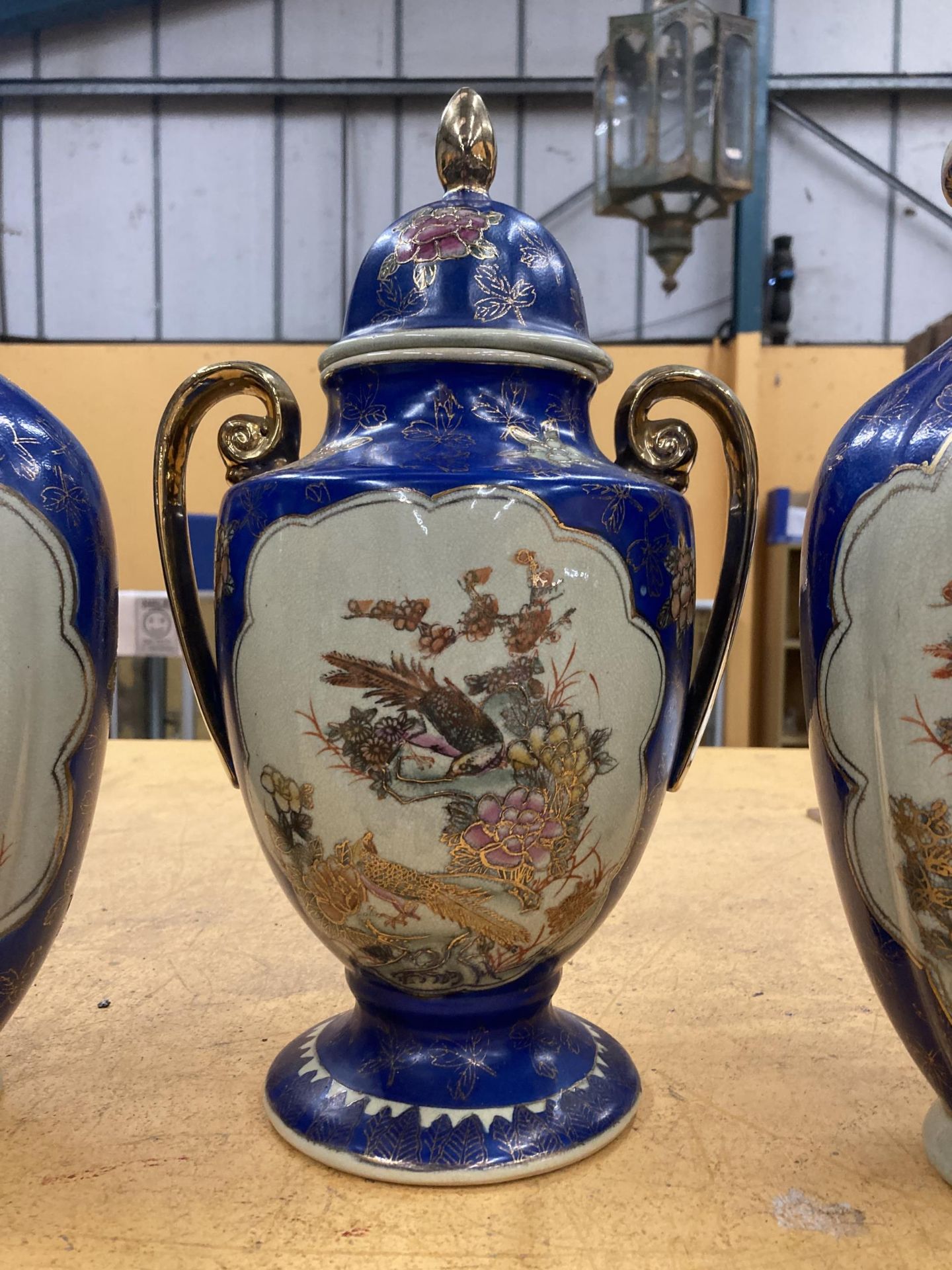 THREE LARGE DECORATIVE ORIENTAL PIECES TO INCLUDE TWO VASE AND A TWIN HANDLED LIDDED URN - Image 3 of 6