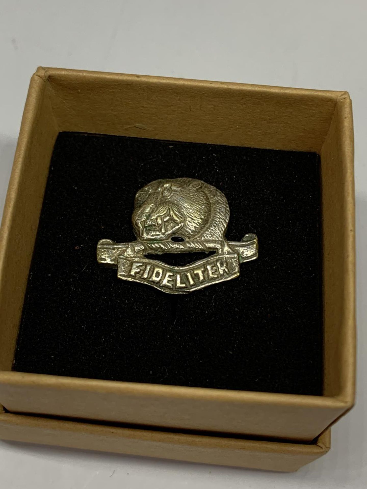 A VINTAGE ARMY FIDELITER CAP BADGE