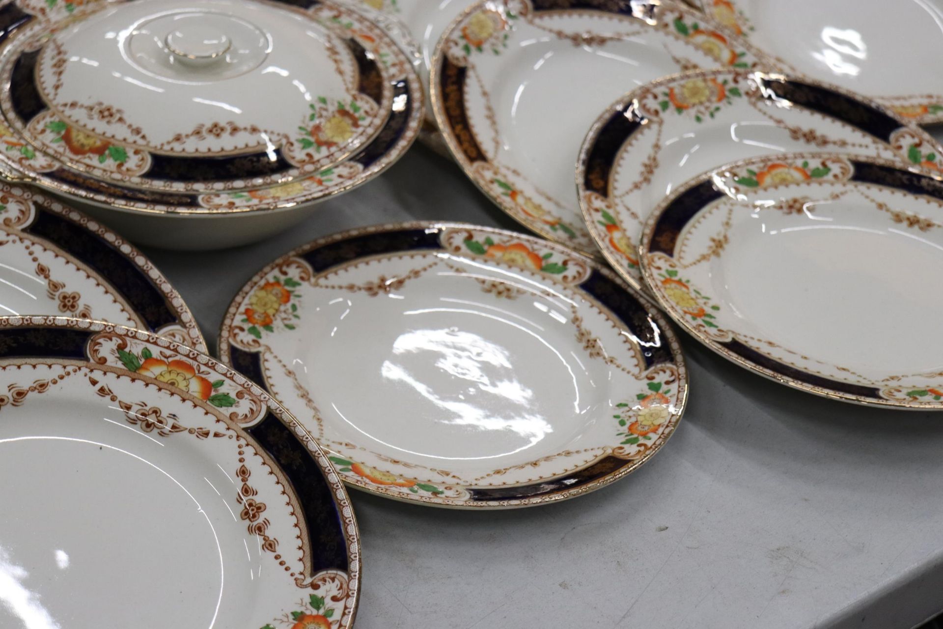 A LARGE QUANTITY OF MONA IMARI PATTERN TO INCLUDE TUREENS, DINNER PLATES, SIDE PLATES, CUPS, - Image 7 of 14