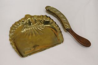 A VINTAGE BRASS CRUMB TRAY AND BRUSH