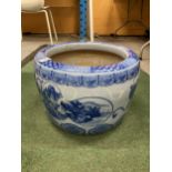A LARGE MING STYLE BLUE AND WHITE PLANTER 29CM DIAMETER