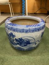 A LARGE MING STYLE BLUE AND WHITE PLANTER 29CM DIAMETER