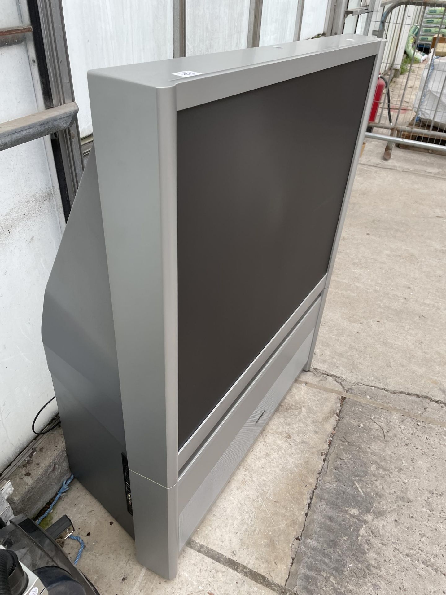 A TOSHIBA 43" TELEVISION ON STAND - Image 3 of 5