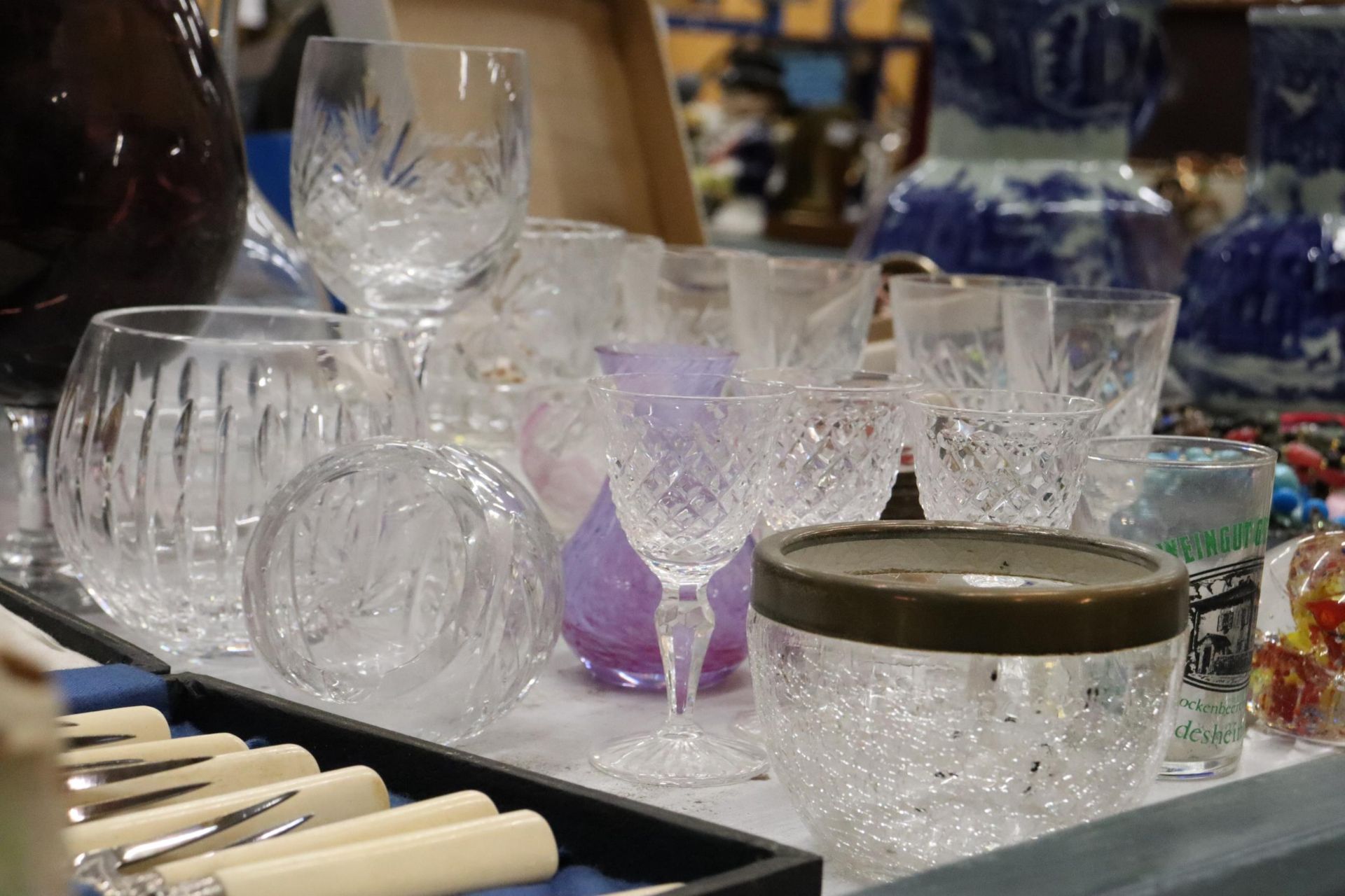 A QUANTITY OF GLASSWARE TO INCLUDE DECANTERS, GLASSES, BOWLS, A SCENT BOTTLE, PAPERWEIGHT, ETC - Image 5 of 10