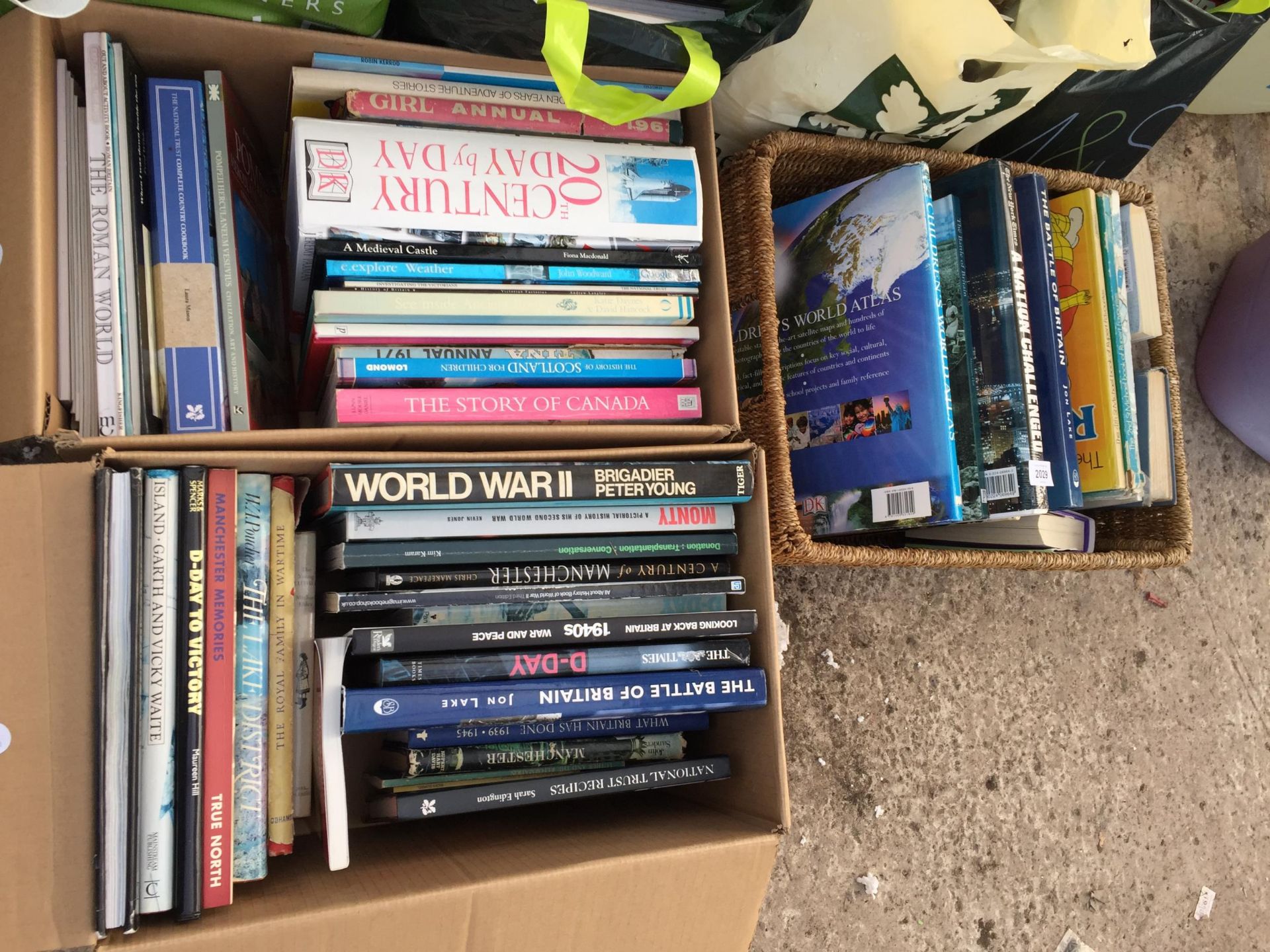 A LARGE ASSORTMENT OF VARIOUS BOOKS - Bild 3 aus 3