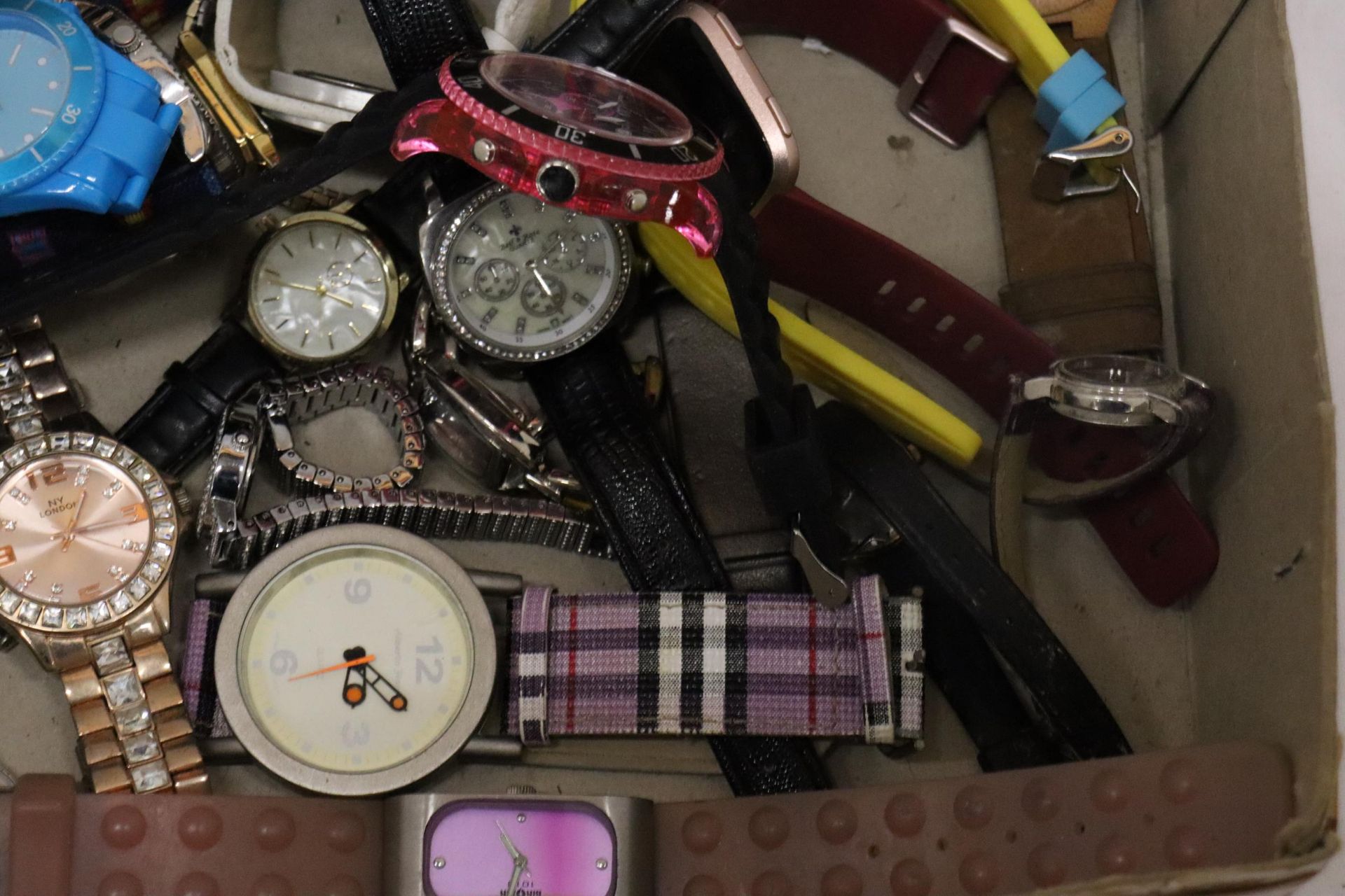 A LARGE QUANTITY OF WRISTWATCHES - Image 7 of 13
