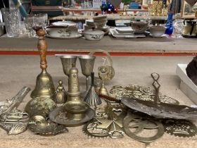 A COLLECTION OF BRASSWARE TO INCLUDE HORSE BRASSES, BELLS, GOBLETS, ETC
