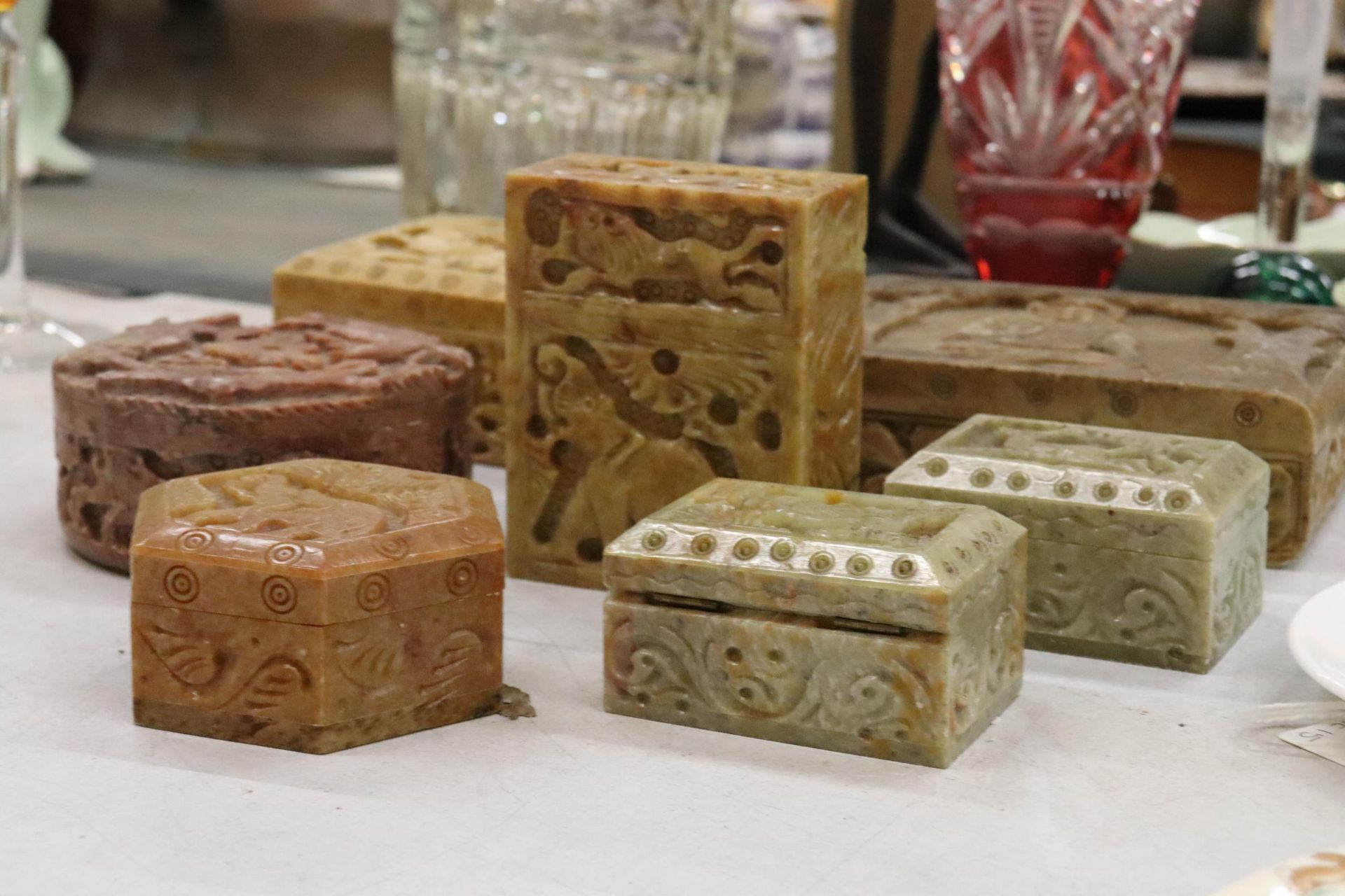 SEVEN SOAP STONE BOXES WITH ANIMAL AND ORIENTAL DDESIGN - Bild 2 aus 6