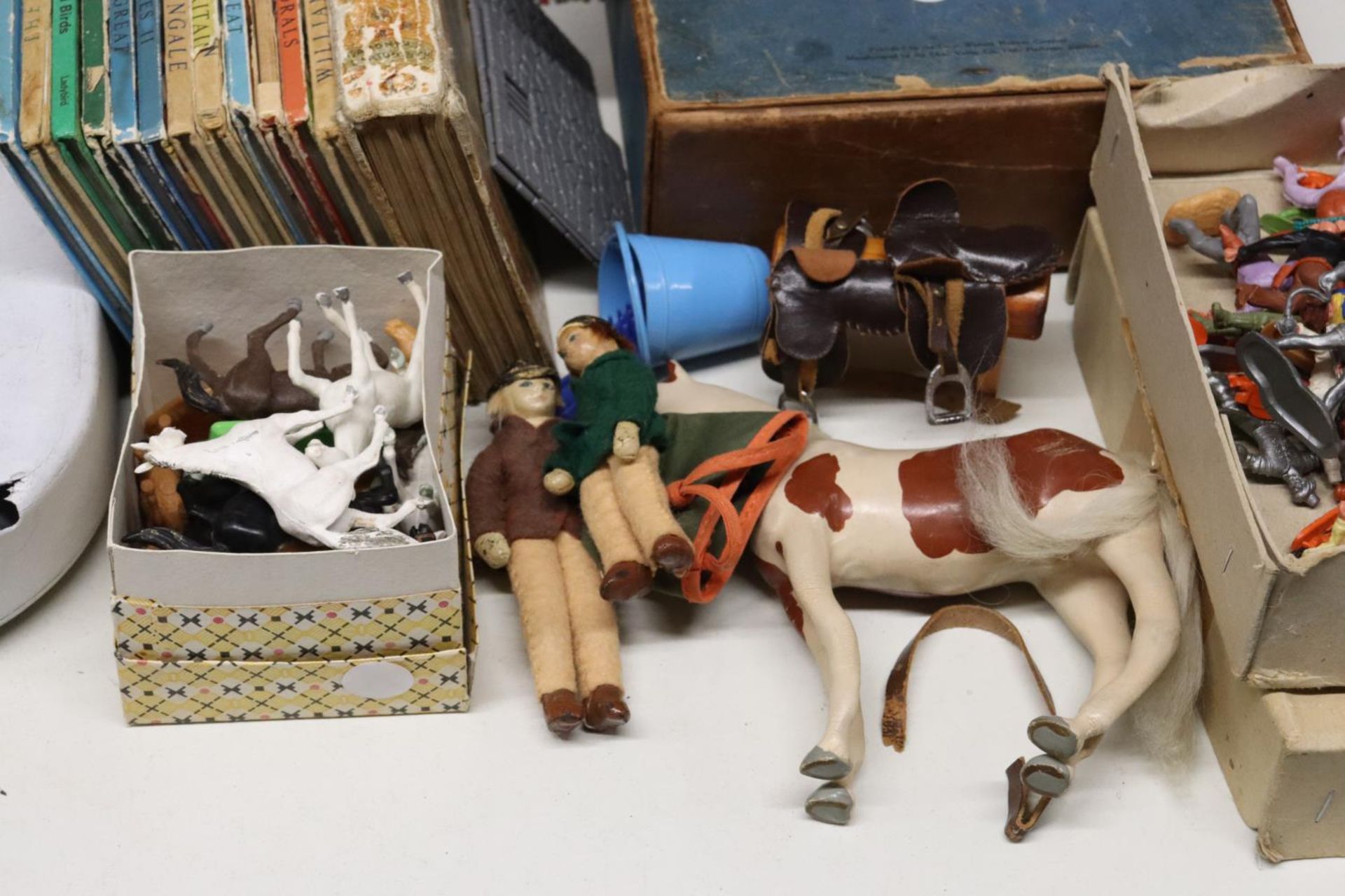 A QUANTITY OF TOYS AND CHILDREN'S BOOKS TO INCLUDE JIGSAW PUZZLES, COWBOY AND NATIVE AMERICAN - Image 3 of 7