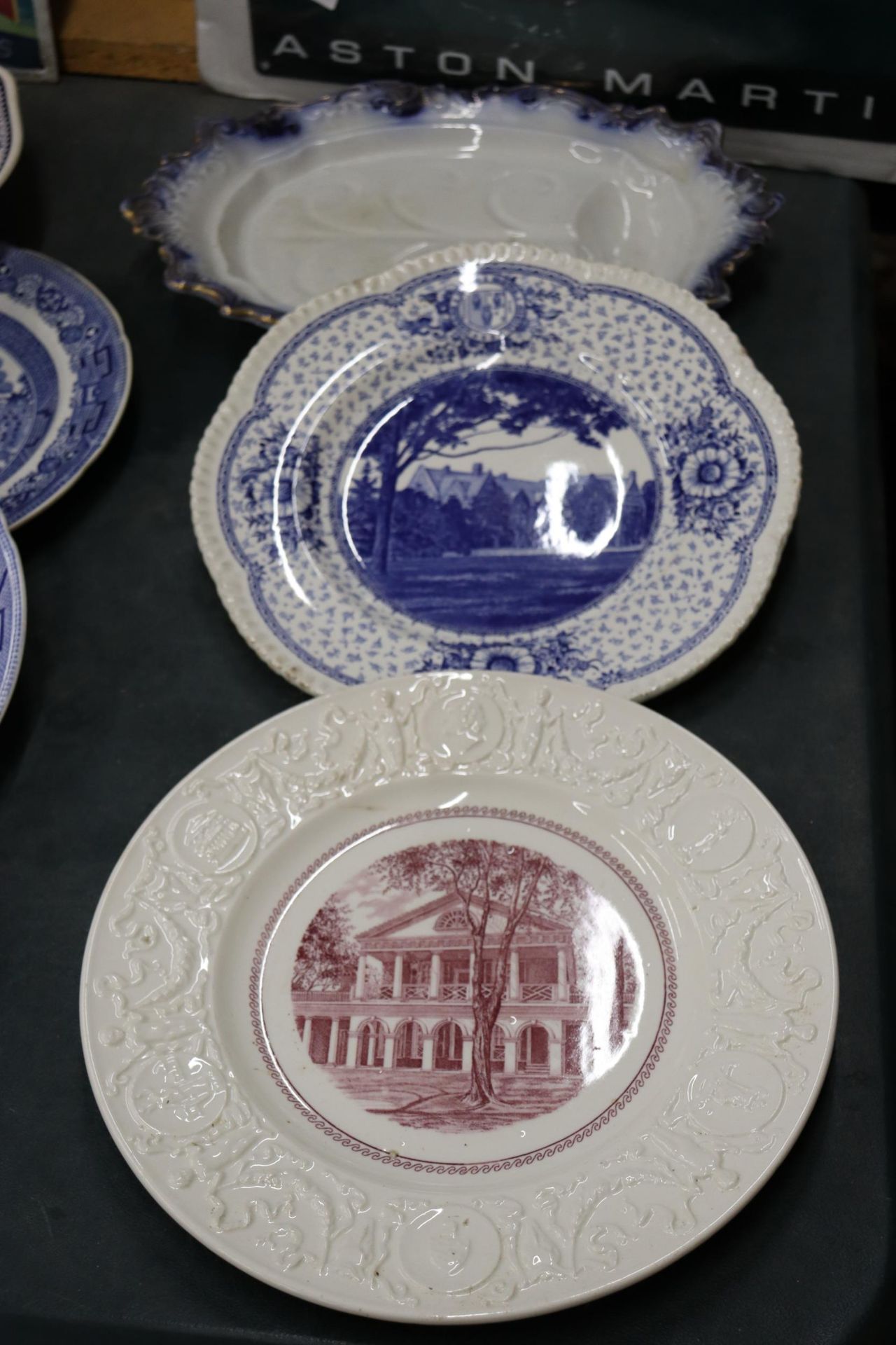 A QUANTITY OF VINTAGE BLUE AND WHITE PLATES TO INCLUDE A LARGE WEDGWOOD PLATTER 'YALE COLLEGE AND