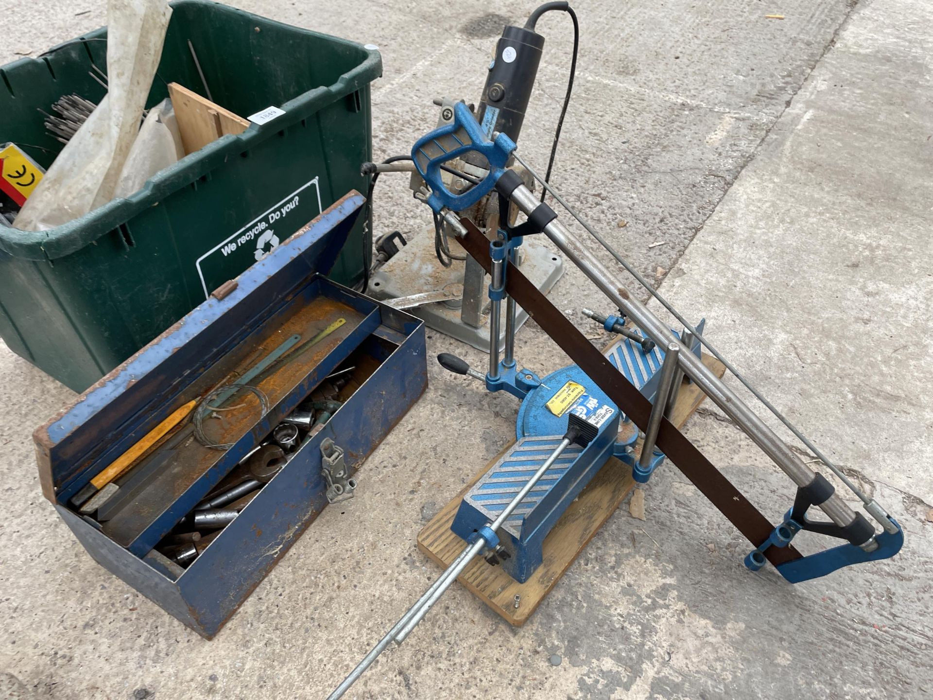 AN ASSORTMENT OF TOOLS TO INCLUDE AN ANGLE GRINDER ON A STAND, SOCKETS AND WELDING RODS ETC - Image 2 of 4