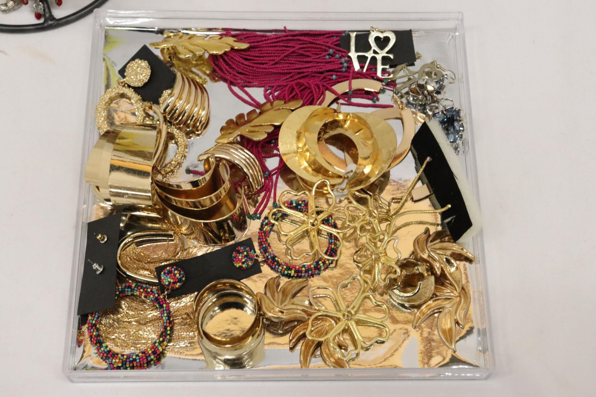 A JEWELLERY STAND WITH A QUANTITY OF NECKLACES PLUS A QUANTITY OF EARRINGS - Image 2 of 8