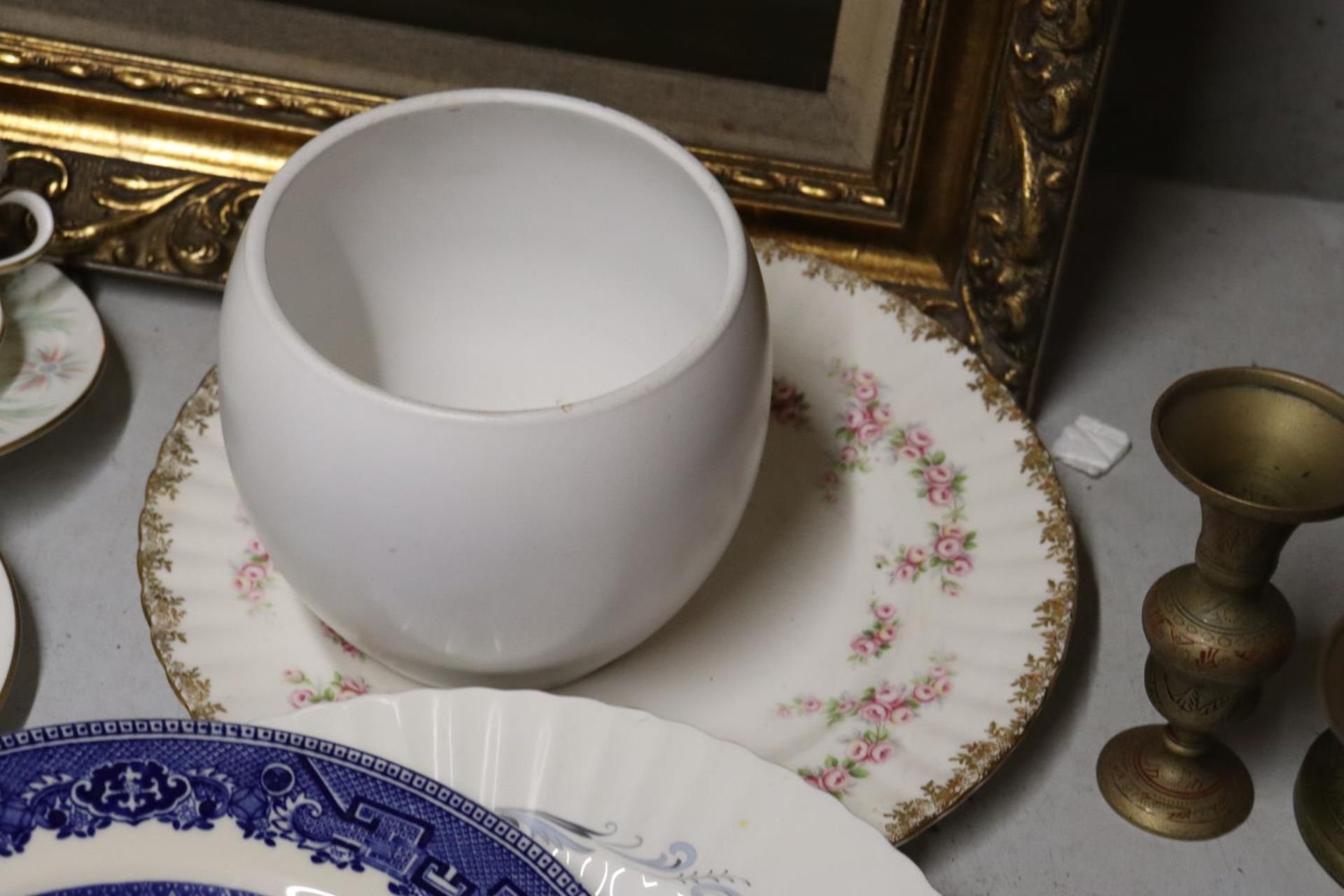 A QUANTITY OF CHINA TEAWARE TO INCLUDE ROYAL ALBERT 'CHRISTMAS ROSE' BOWLS, MINTON 'VANESSA' CUPS - Image 3 of 10
