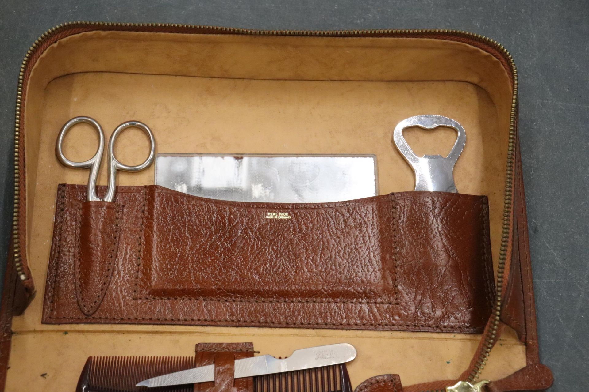 TWO GENTLEMEN'S GROOMING KITS IN CASES - Image 3 of 7