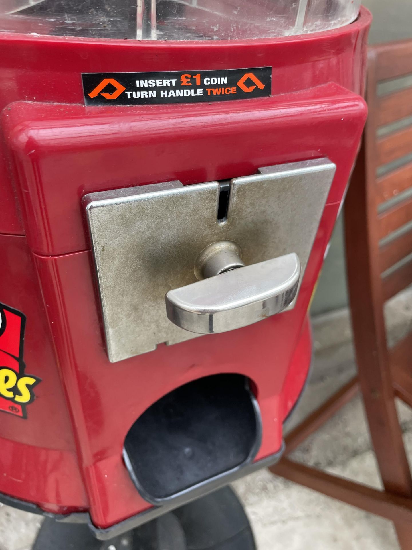 A PRINGLES POTS DISPENSING MACHINE COMPLETE WITH KEY - Image 4 of 5