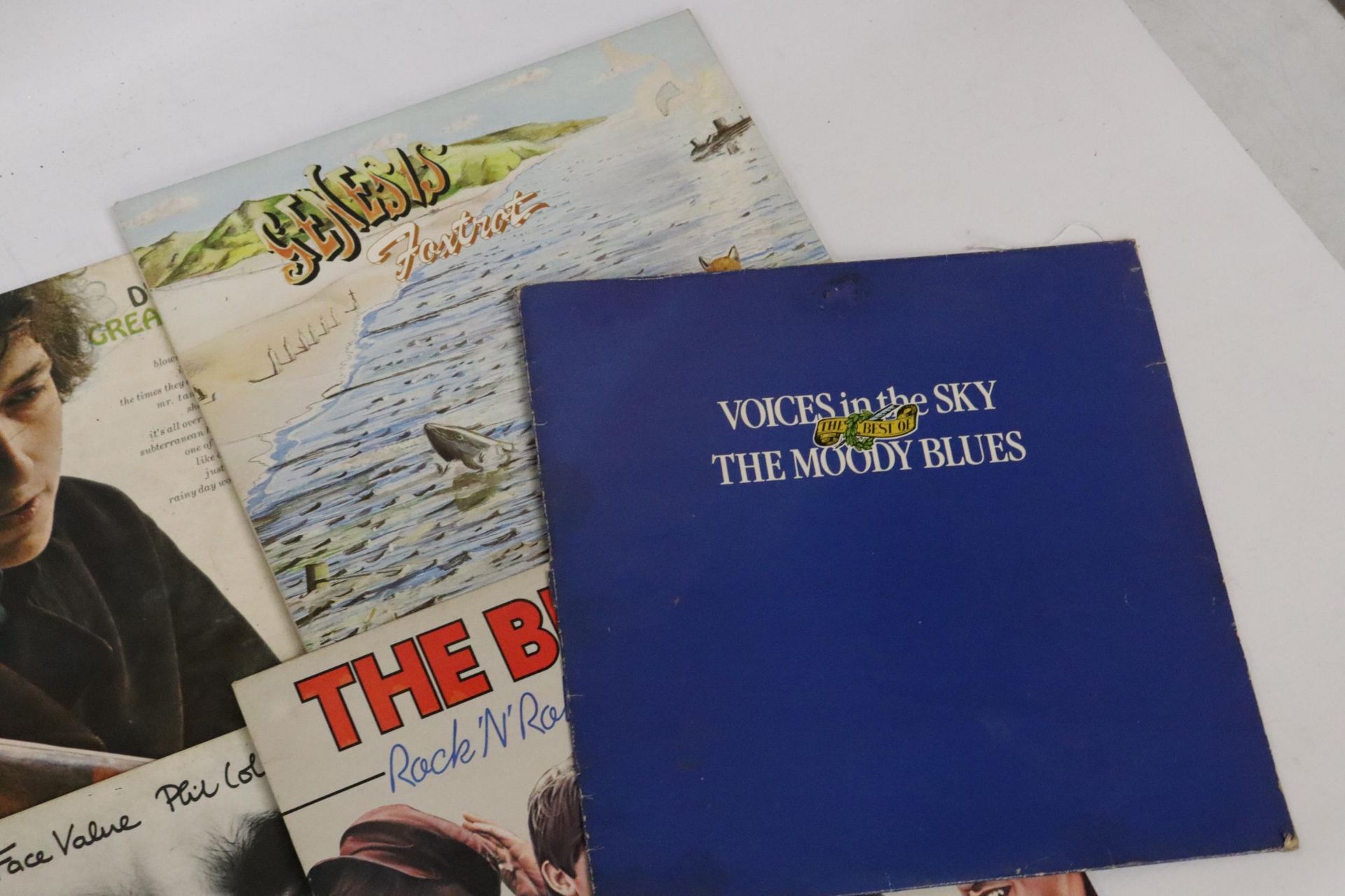 A COLLECTION OF VINYL LP RECORDS TO INCLUDE GENESIS, FOXTROT, THE BEATLES, ABBEY ROAD, BOB DYLAN, - Image 4 of 5