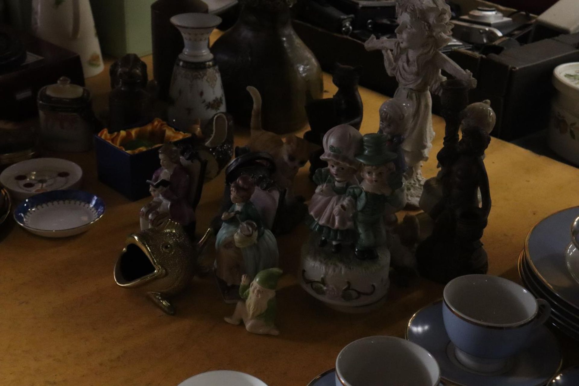 A COLECTION OF CERAMIC ITEMS TO INCLUDE WIND UP BOY AND GIRL, OWLS, CATS, BIRDS ETC - Image 2 of 7