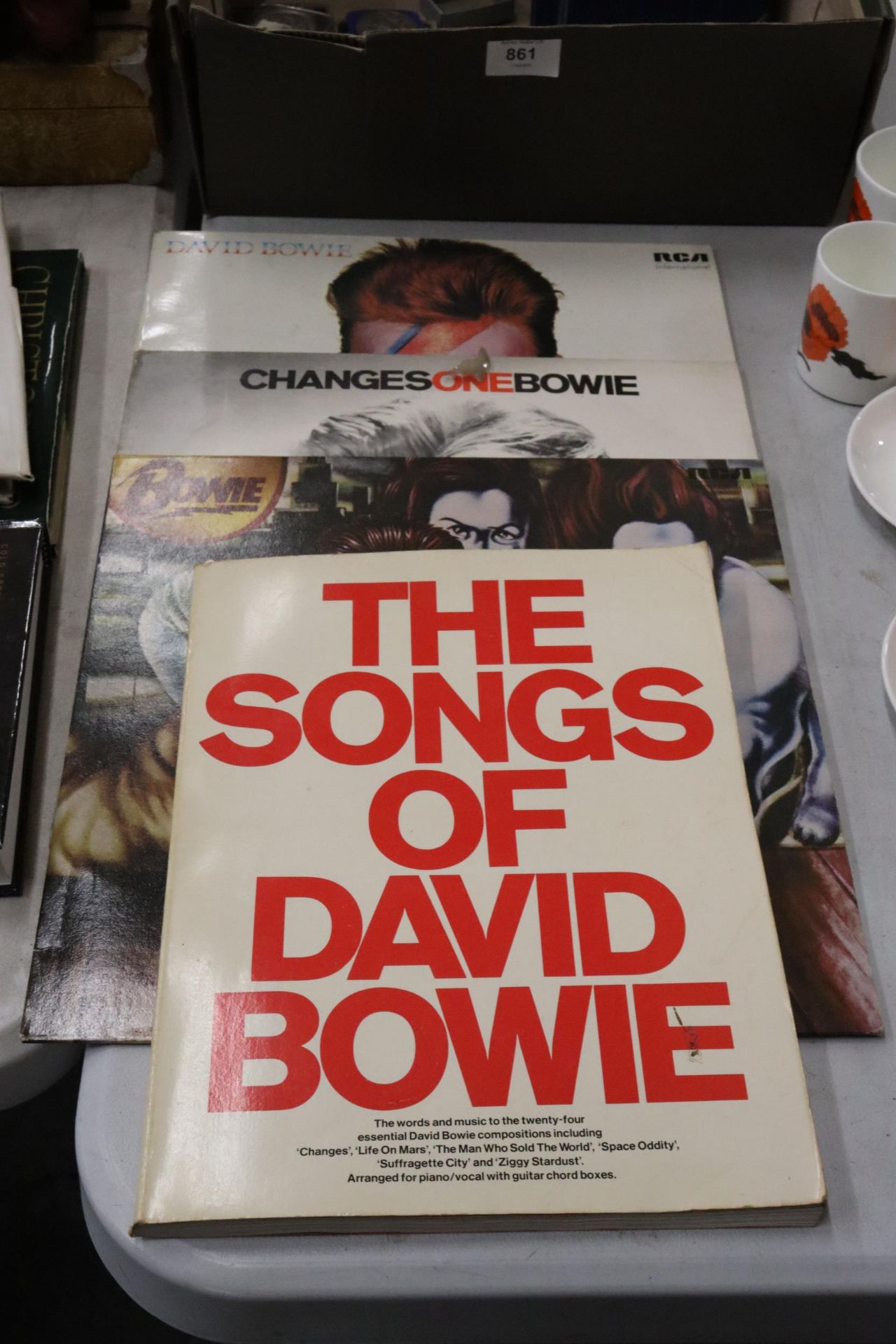 THREE DAVID BOWIE VINYL LP RECORDS TO INCLUDE DIAMOND DOGS, CHANGES ONE BOWIE AND ALADDIN SANE