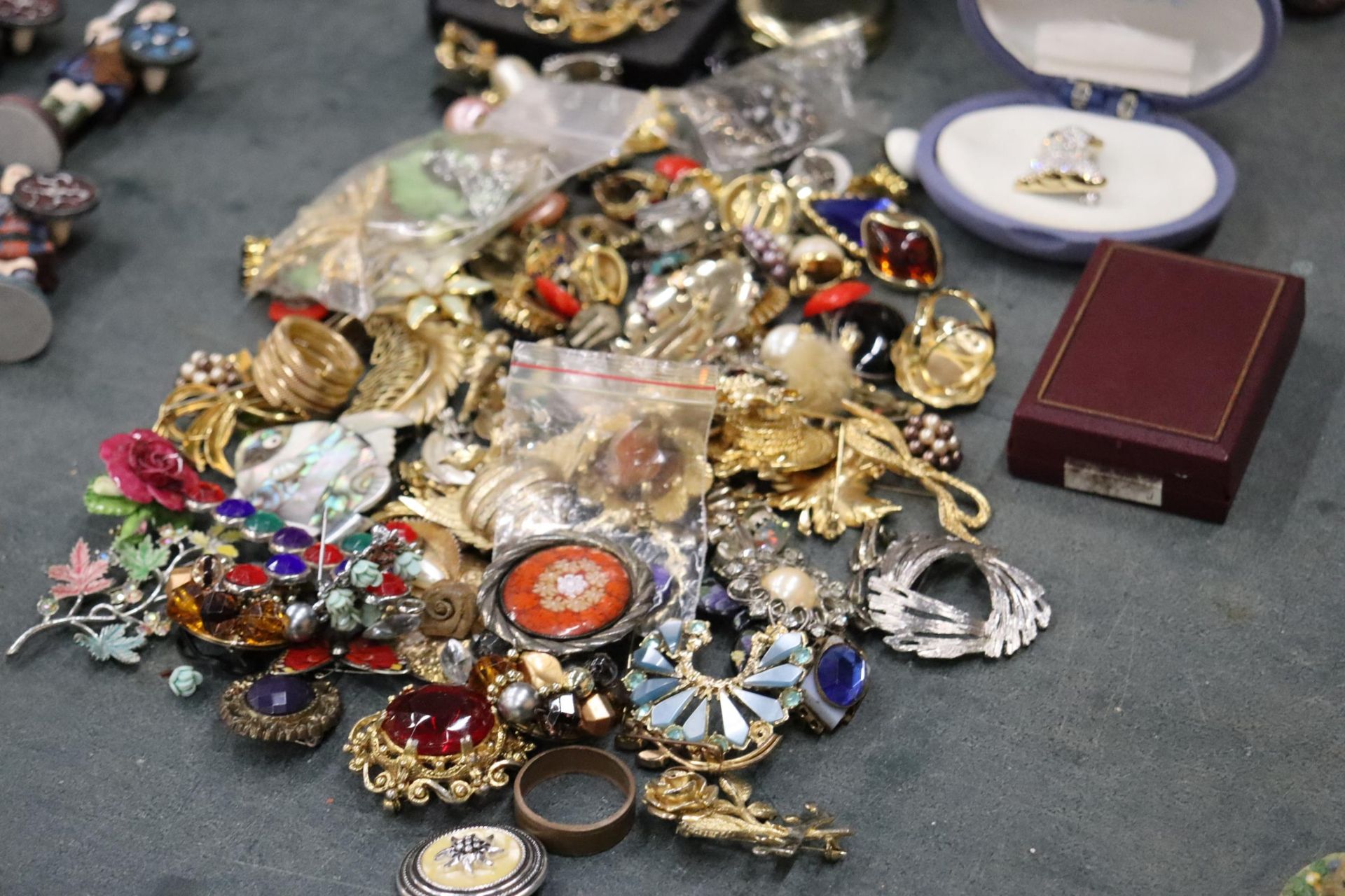 A QUANTITY OF COSTUME JEWELLERY TO INCLUDE BROOCHES, NECKLACES, EARRINGS, ETC - Image 8 of 8