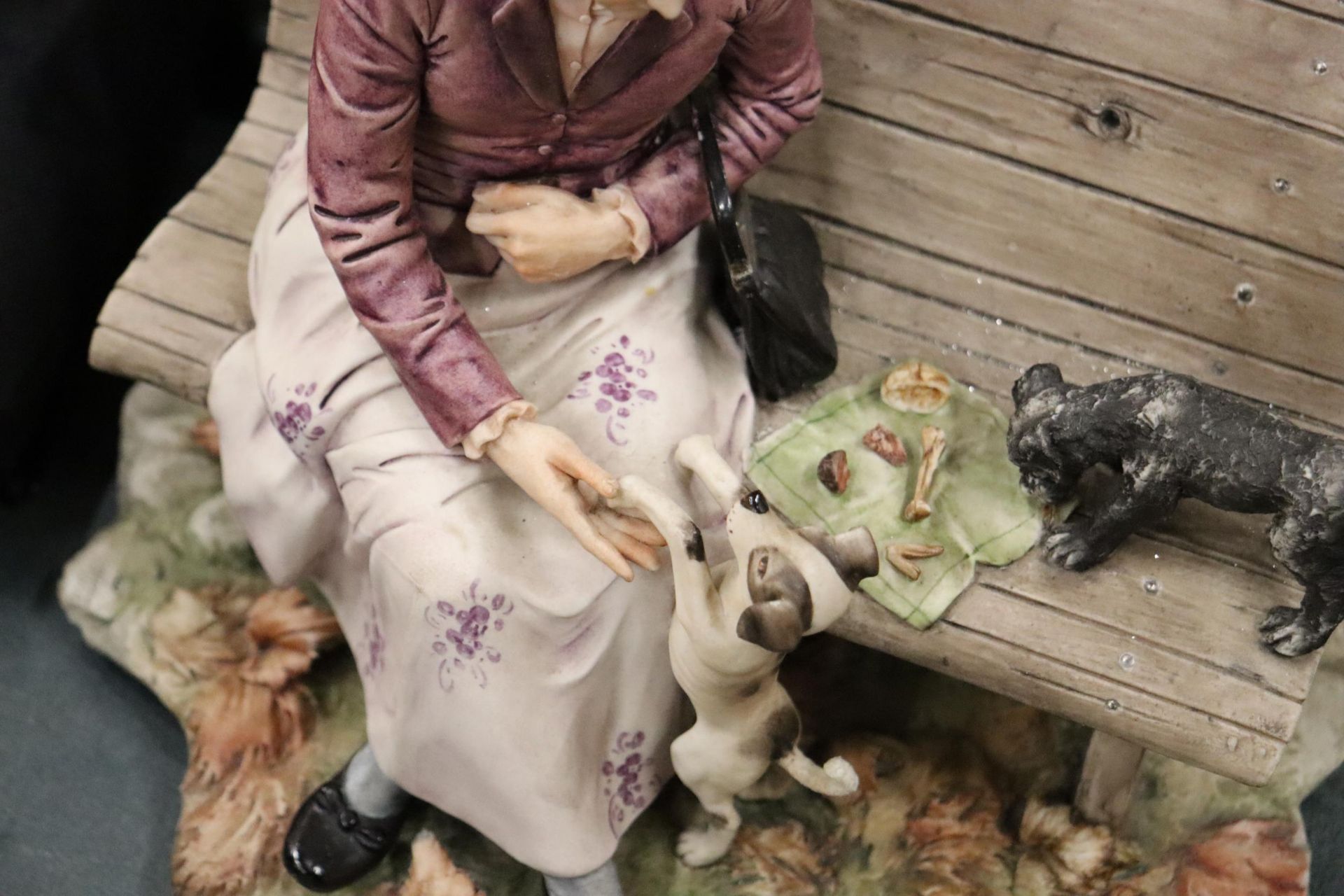 TWO CAPODIMONTE STYLE ORNAMENTS, A MAN ON A BENCH PLAYING CARDS AND A LAWITH DOGSDY ON A BENCH - Bild 8 aus 10