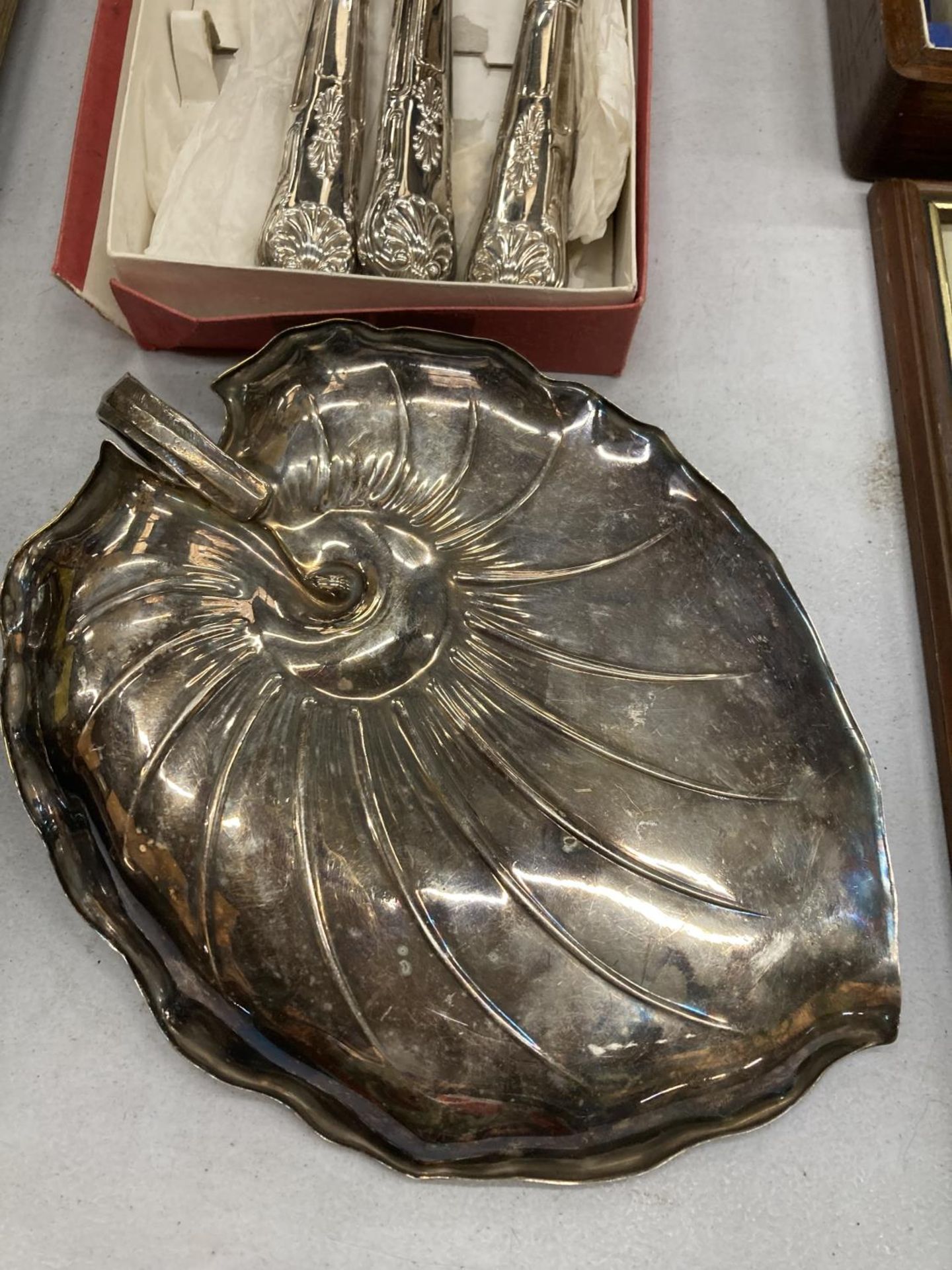 AN ART NOUVEAU STYLE SILVER PLATED LEAF PLATE WITH HANDLE PLUS A CARVING SET WITH STEEL - Bild 3 aus 3