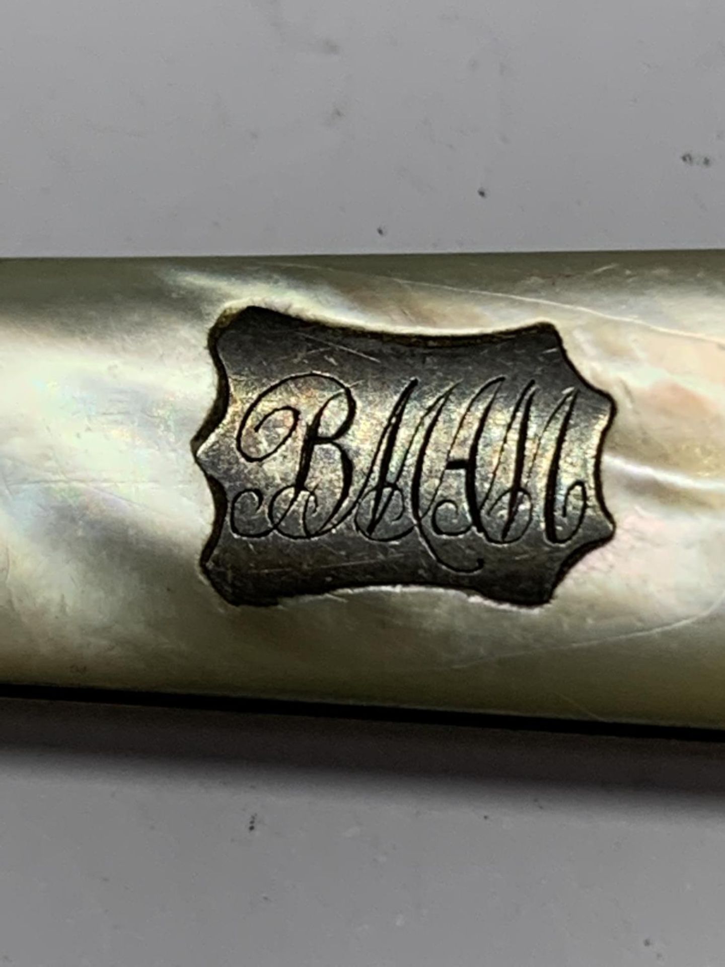 A HALLMARKED SHEFFIELD SILVER AND MOTHER OF PEARL FRUIT KNIFE - Image 4 of 5