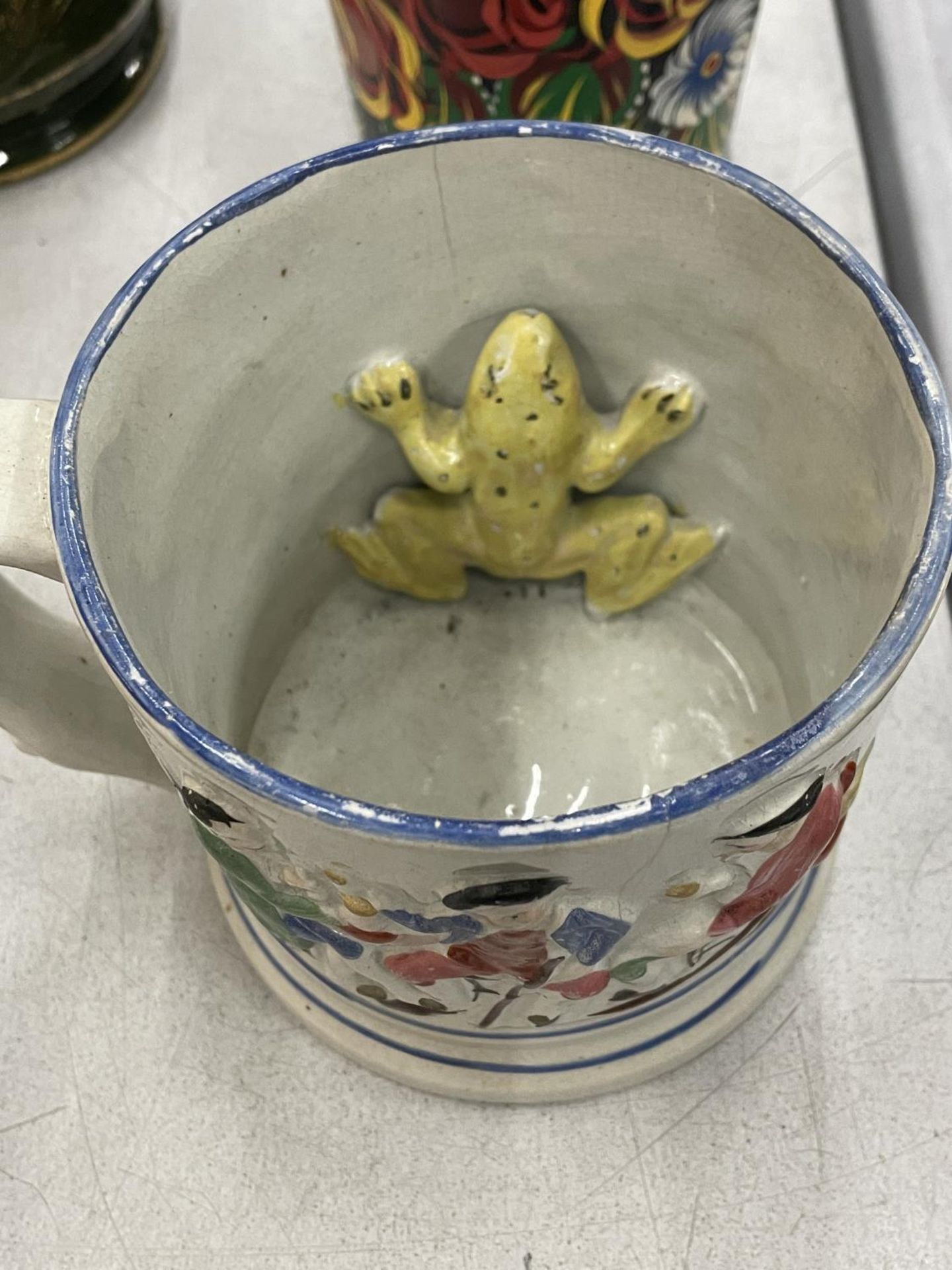 A VINTAGE STAFFORDSHIRE MUG WITH EMBOSSED FIGURES AND A FROG INSIDE, HEIGHT 12CM - Image 3 of 3