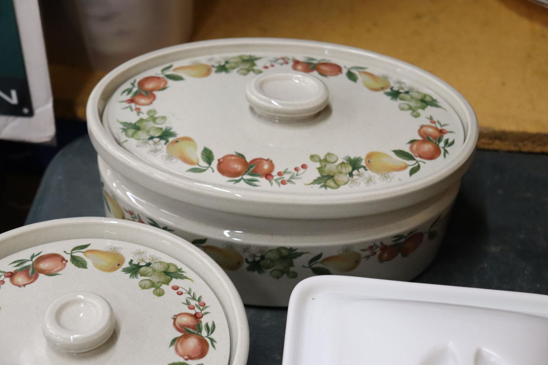 THREE WEDGWOOD 'QUINCE' LIDDED SERVING DISHES PLUS A FRENCH LIDDED DISH - Image 5 of 6