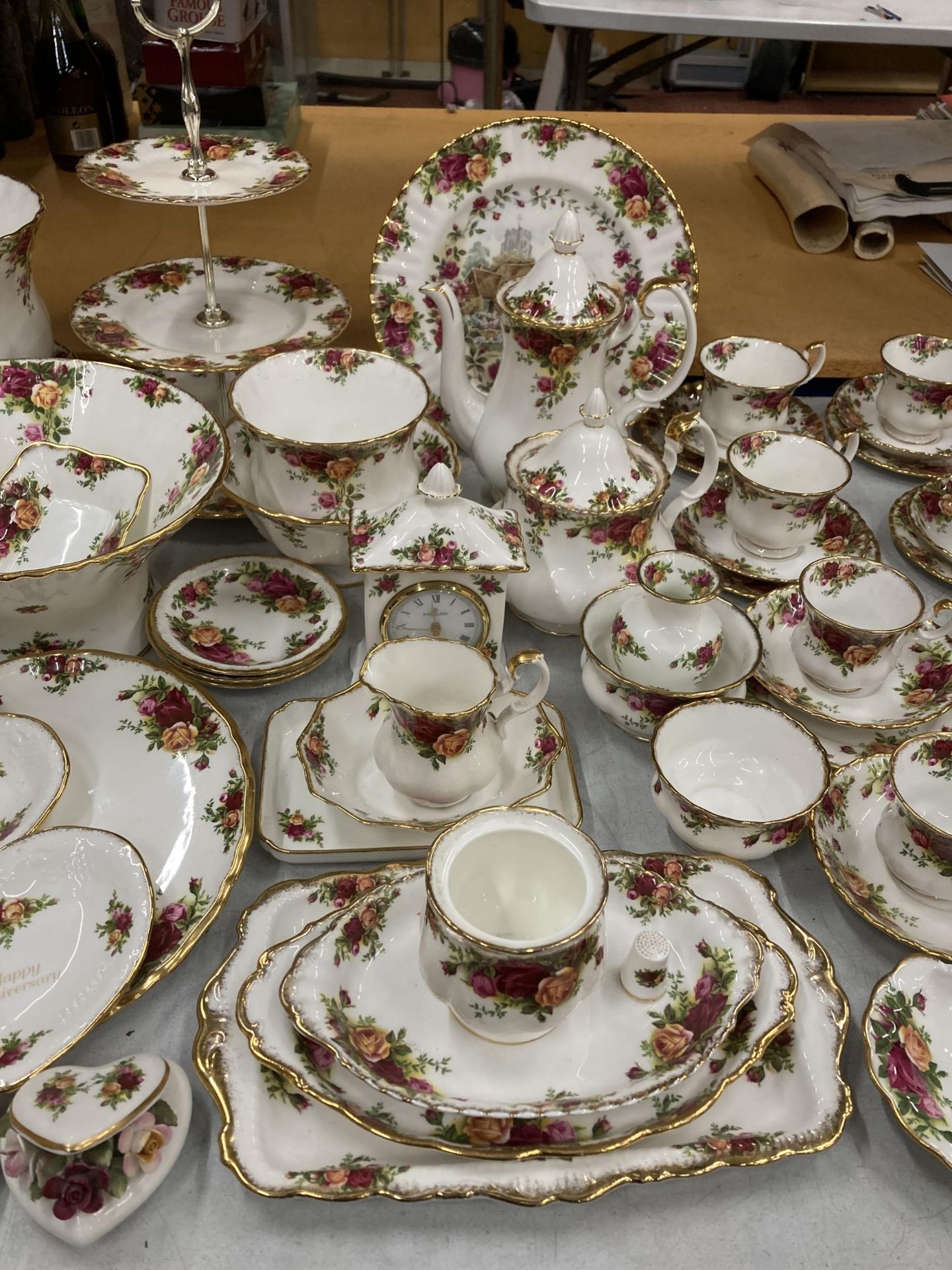 A VERY LARGE COLLECTION OF ROYAL ALBERT OLD COUNTRY ROSES TO INCLUDE TRIOS, JUGS, SUGAR BOWLS, - Bild 3 aus 5