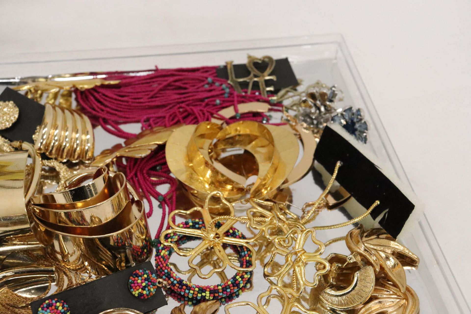 A JEWELLERY STAND WITH A QUANTITY OF NECKLACES PLUS A QUANTITY OF EARRINGS - Image 7 of 8